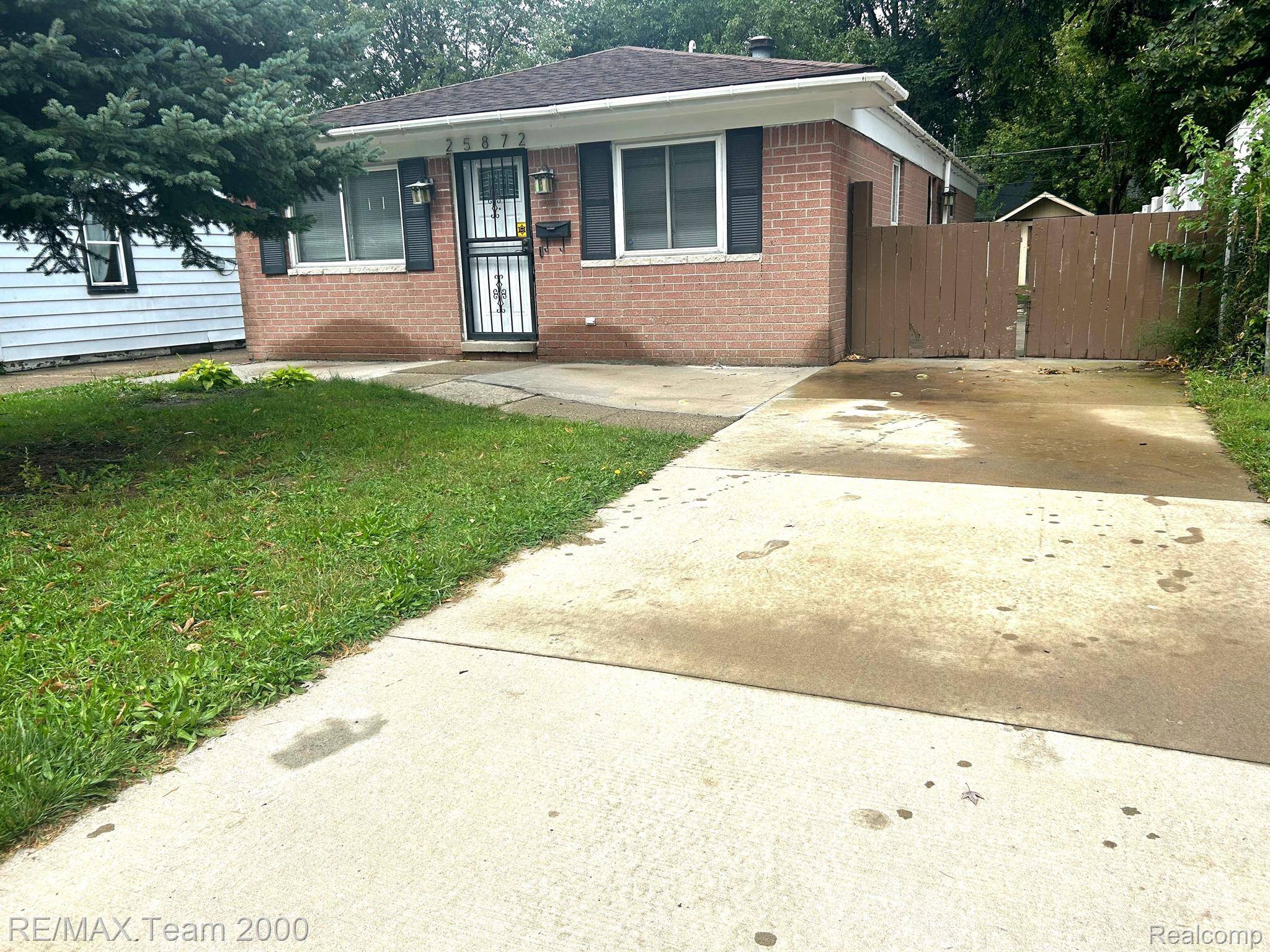 Dearborn Heights, MI 48125,25872 POWERS AVE