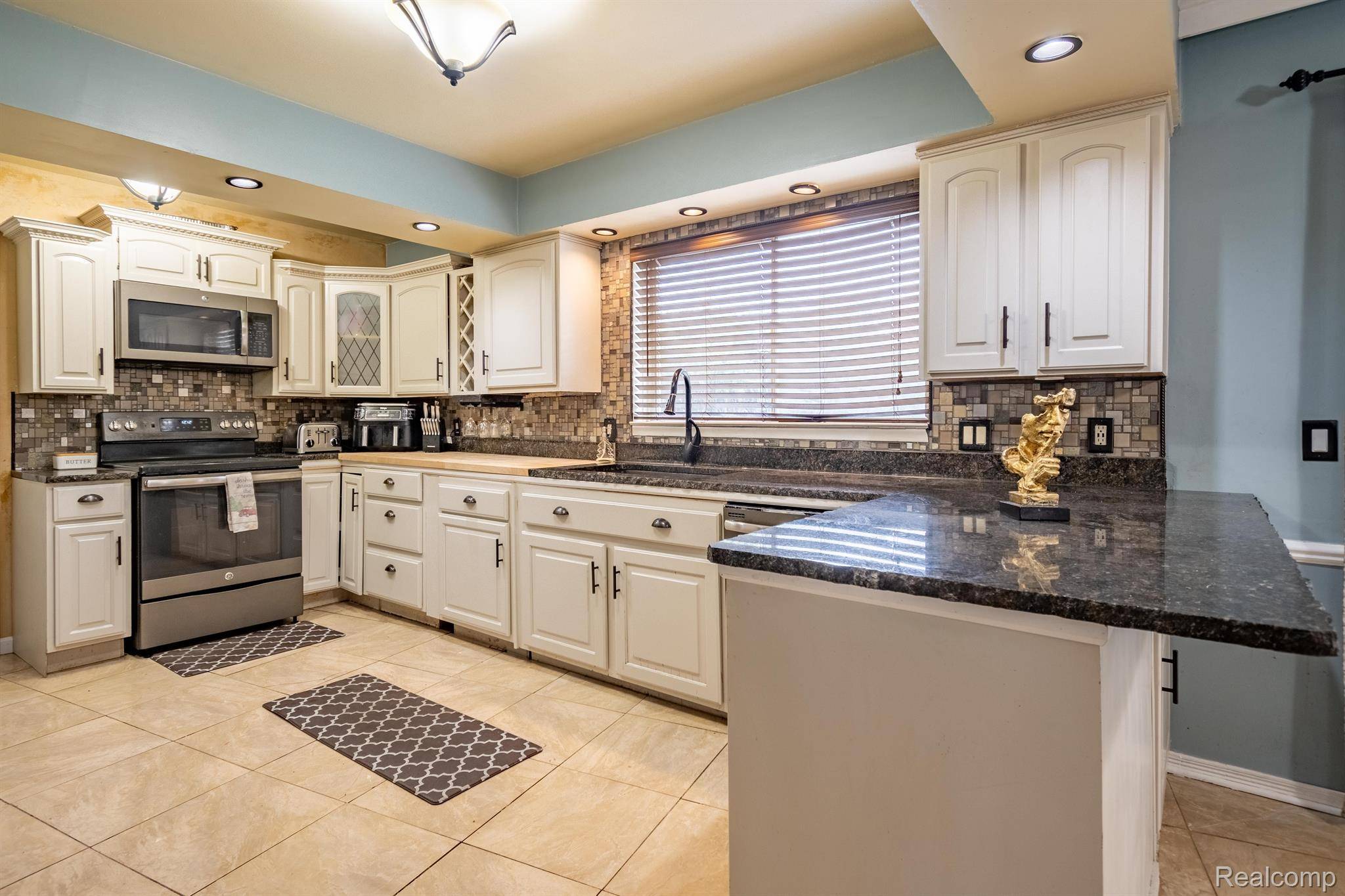 Southfield, MI 48076,20960 HARVARD RD