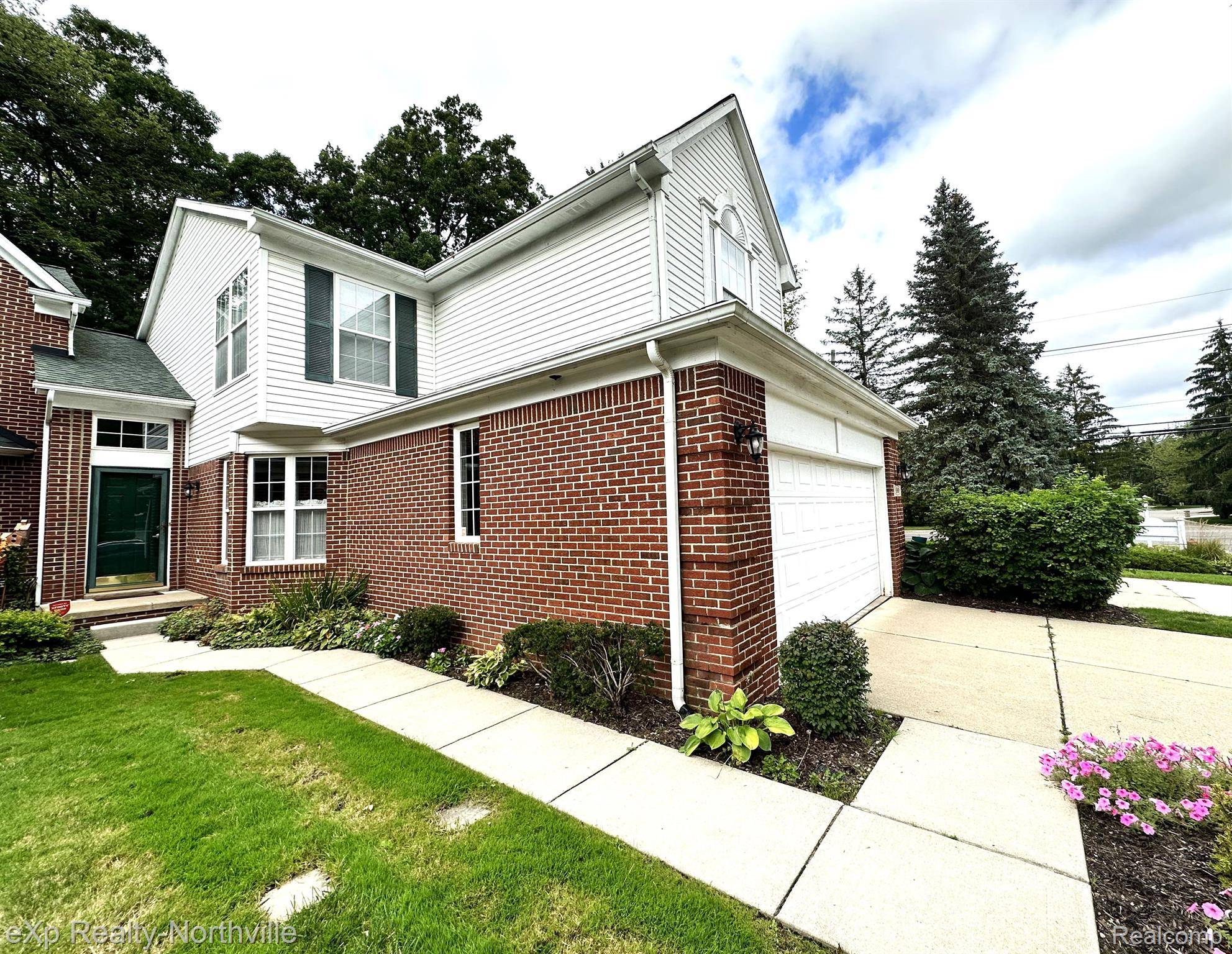 Wixom, MI 48393,690 CHESTNUT DR