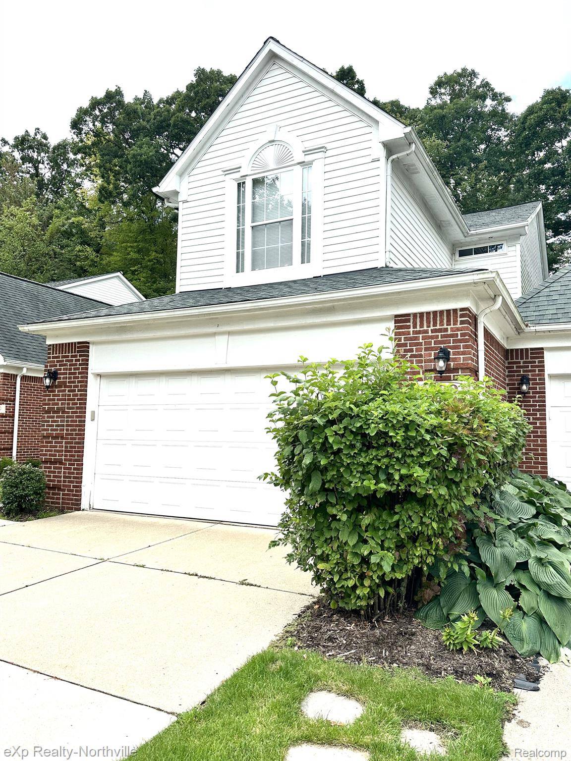 Wixom, MI 48393,690 CHESTNUT DR