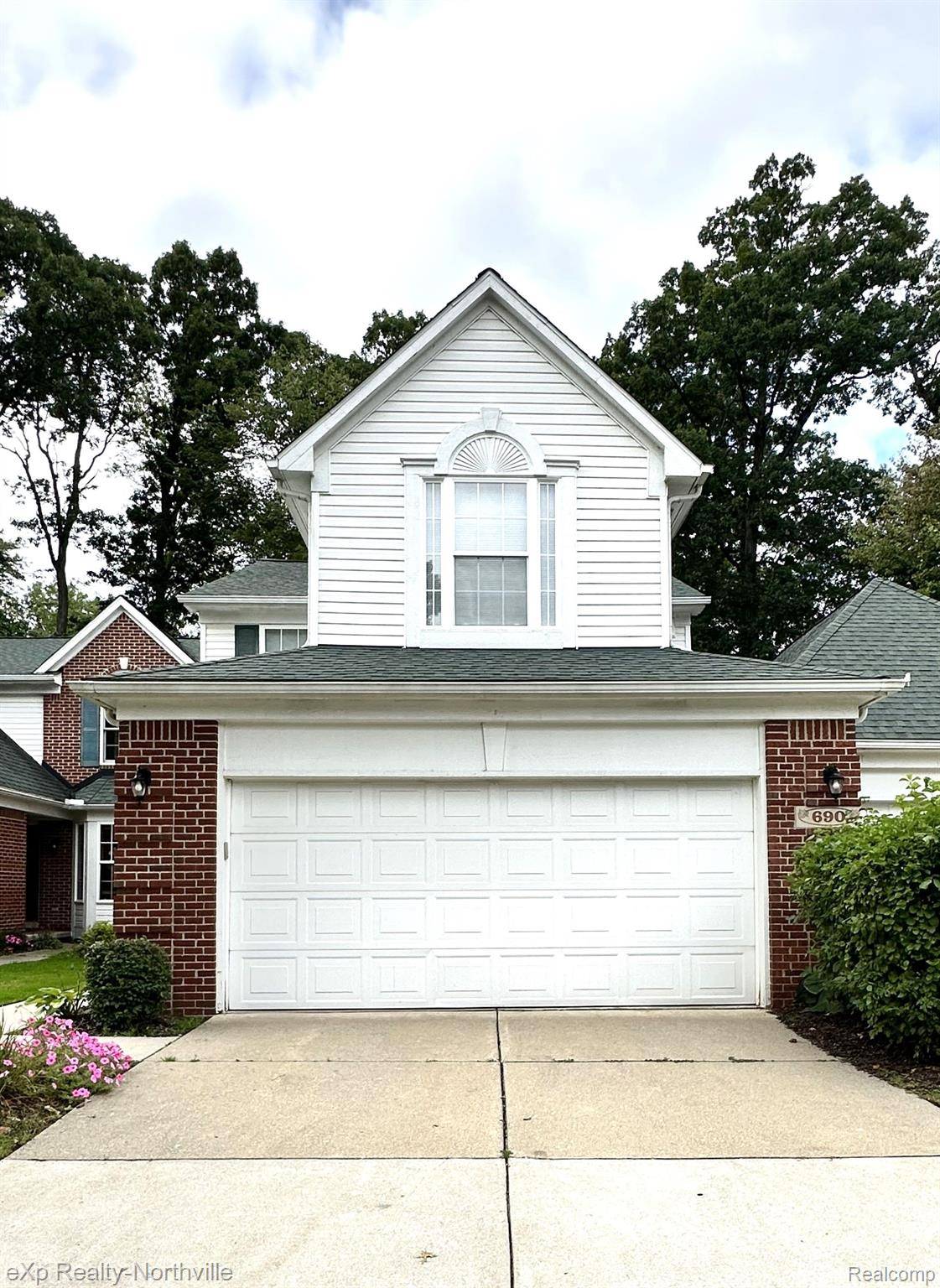 Wixom, MI 48393,690 CHESTNUT DR