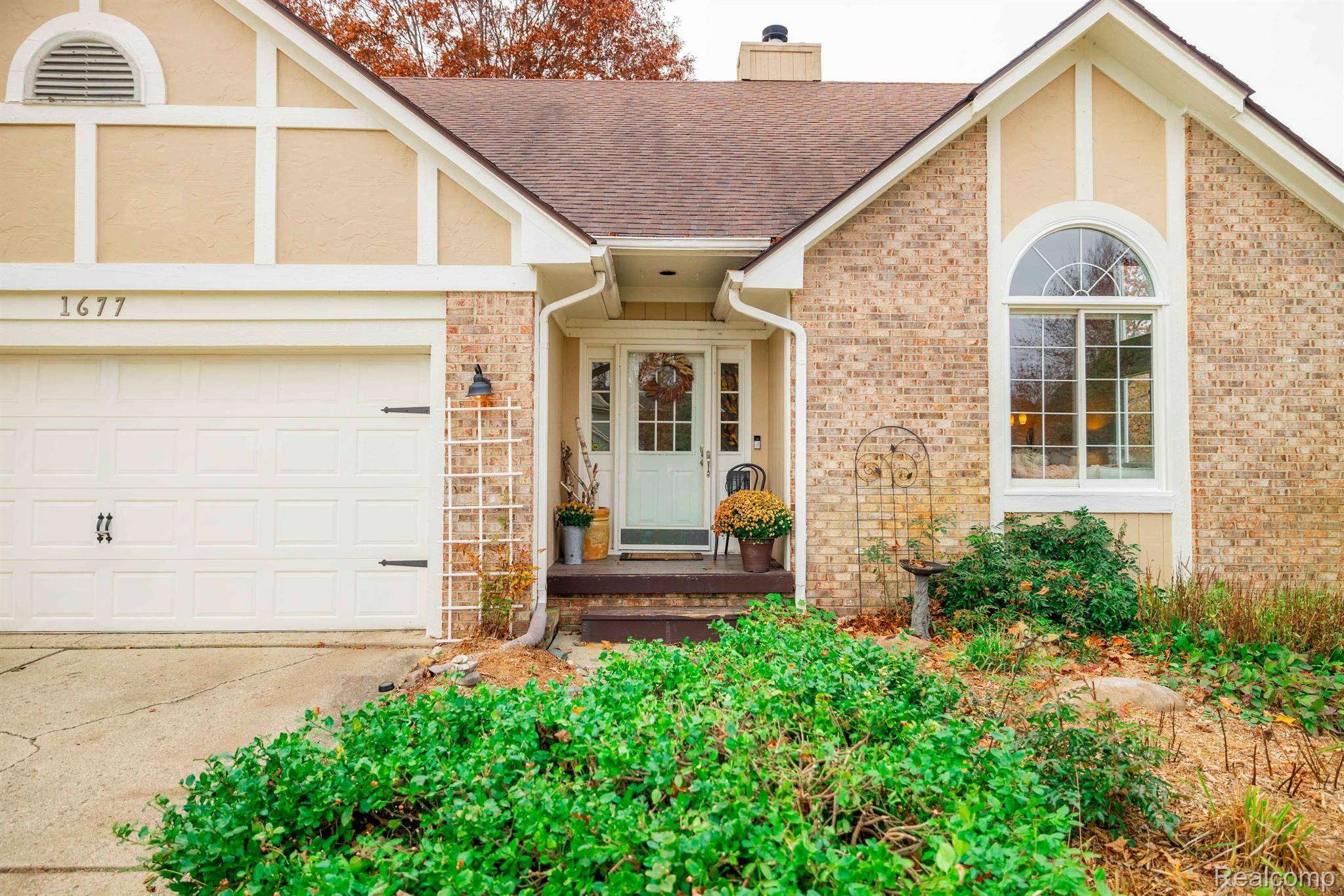 Wixom, MI 48393,1677 WEYHILL DR