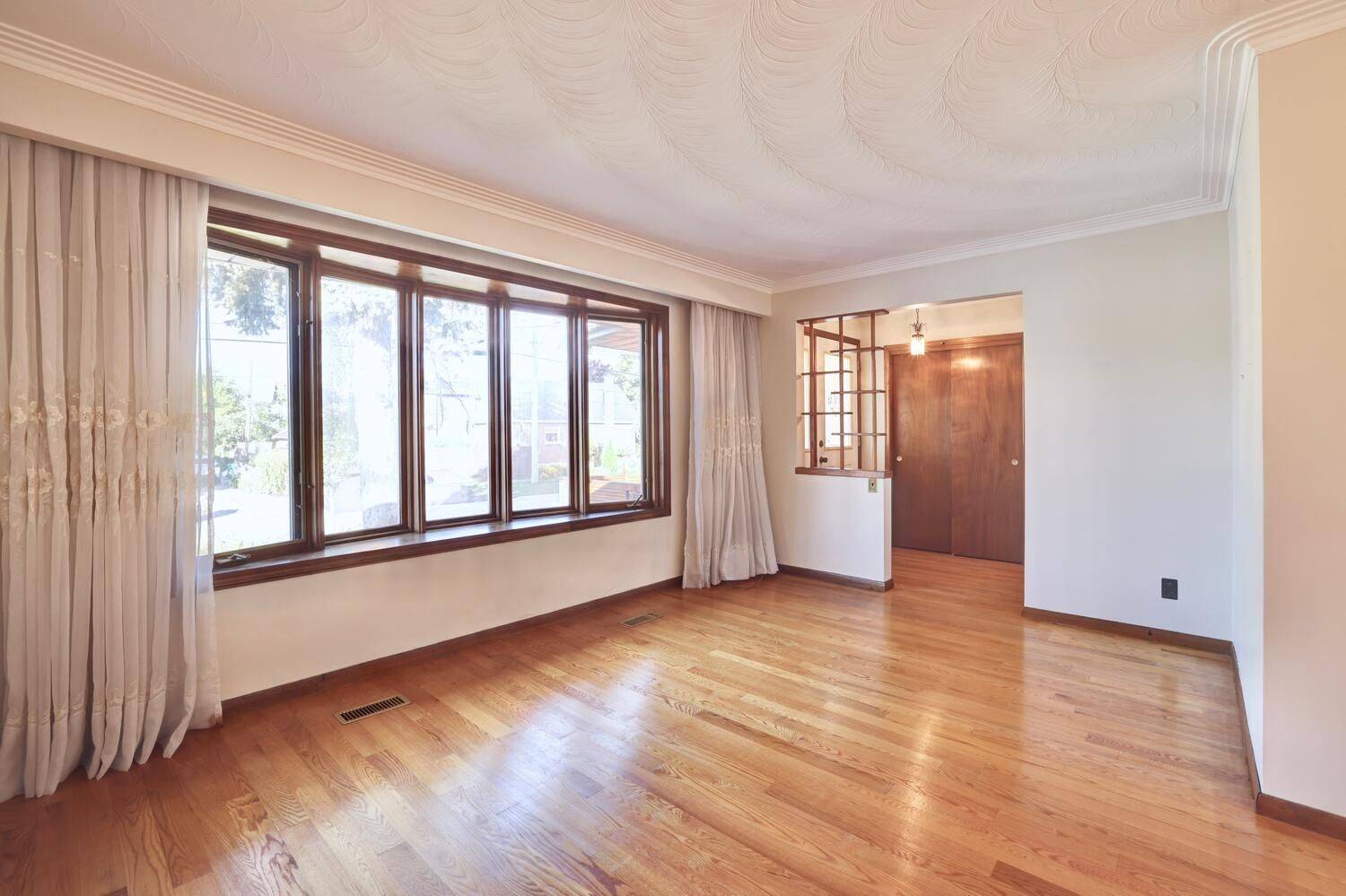 Mississauga, ON L5E 1Y5,1320 Northmount AVE