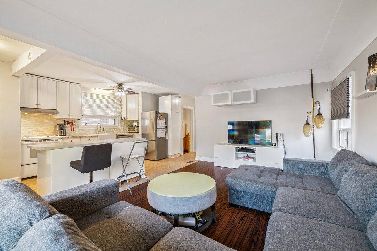 Hamilton, ON L9A 2T2,8 Wavell AVE