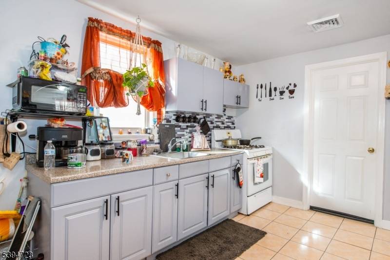 Newark City, NJ 07103,395 S 8Th St