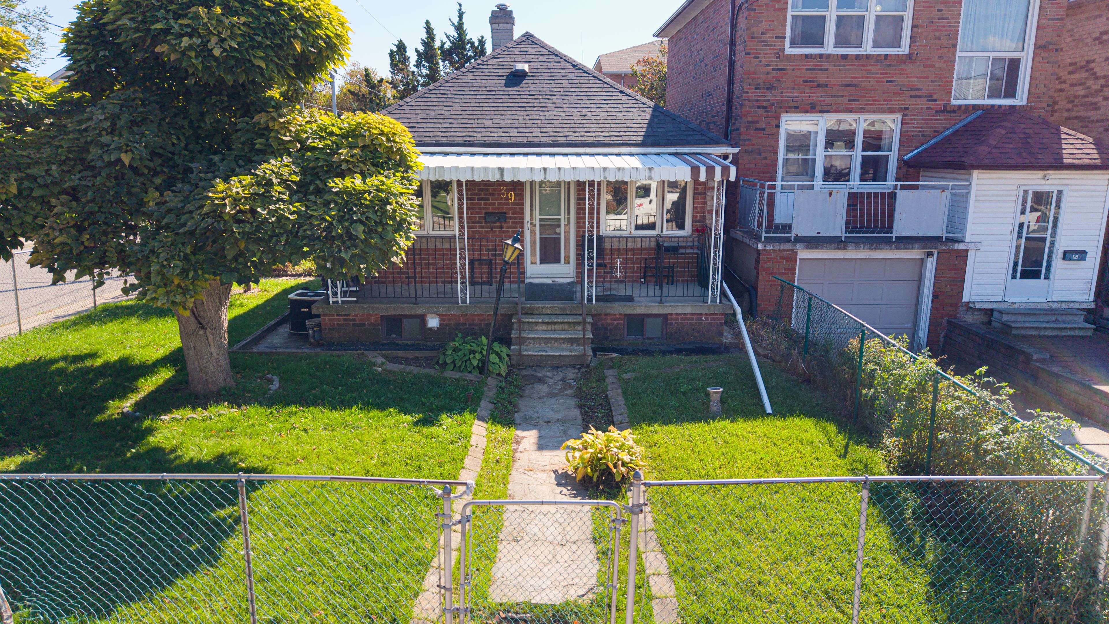 Toronto E06, ON M1L 1H2,39 Butterworth AVE