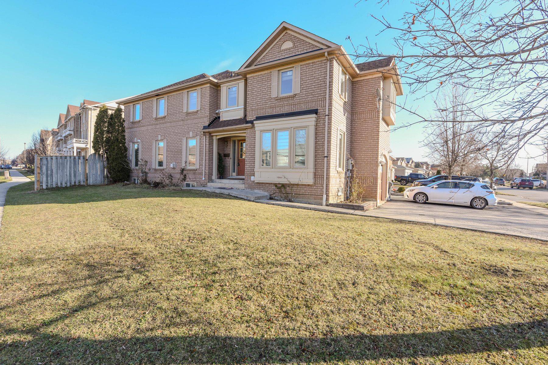 Mississauga, ON L5N 7N7,7020 Black Walnut TRL