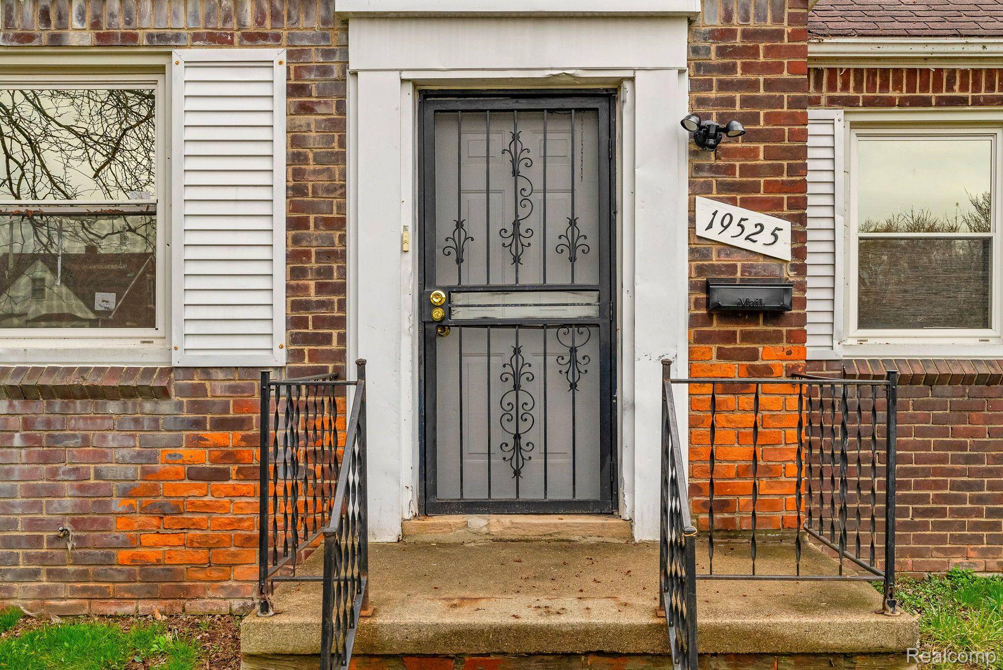 Detroit, MI 48205,19525 FAIRPORT ST