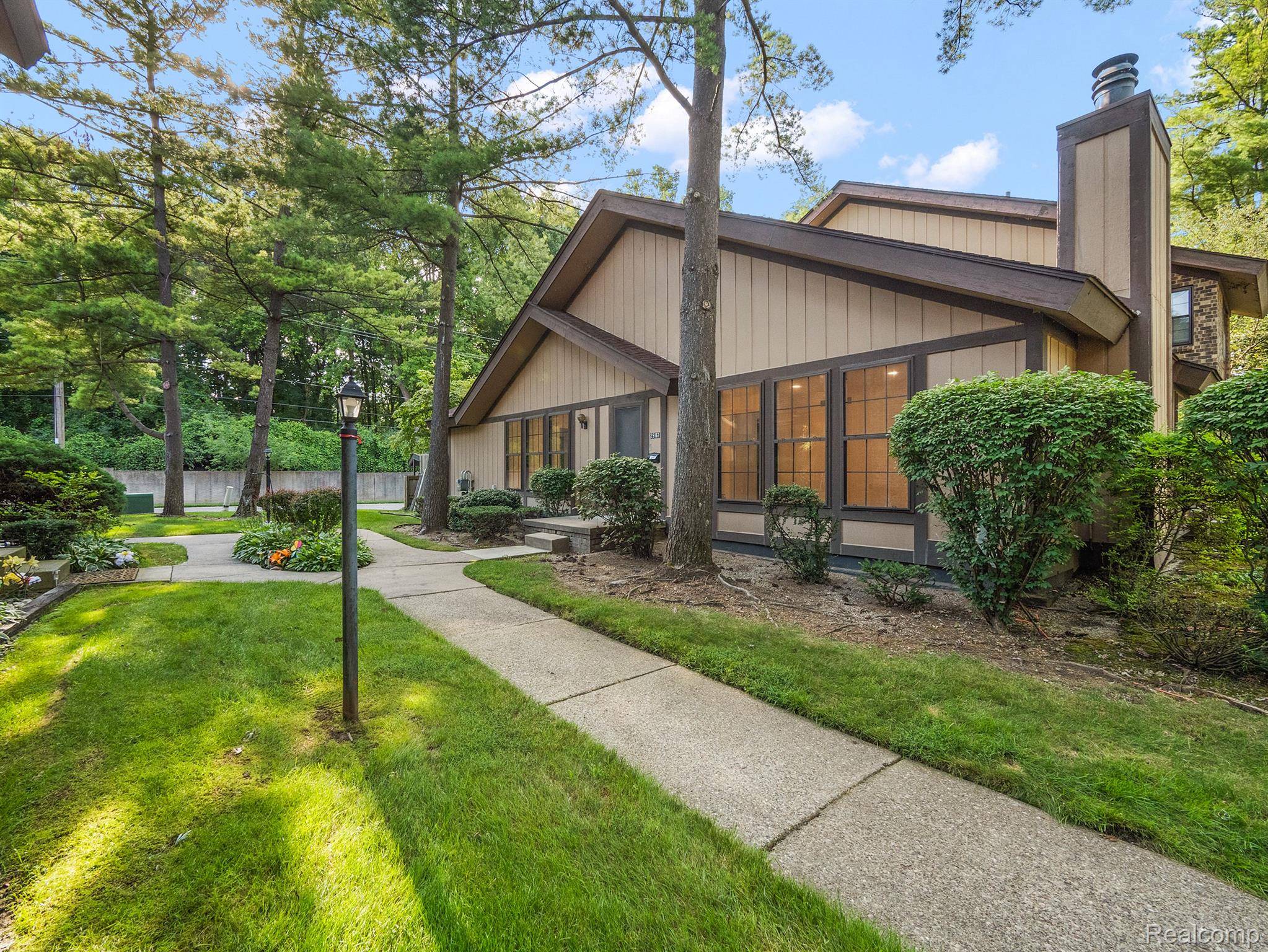 Southfield, MI 48033,25167 GREENBROOKE DR