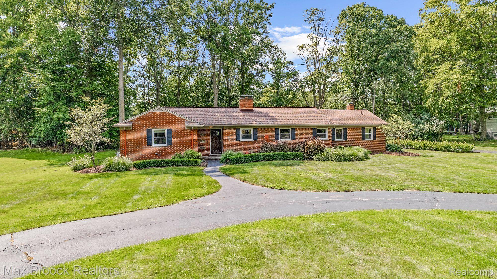 Beverly Hills, MI 48025,30155 WOODHAVEN LN