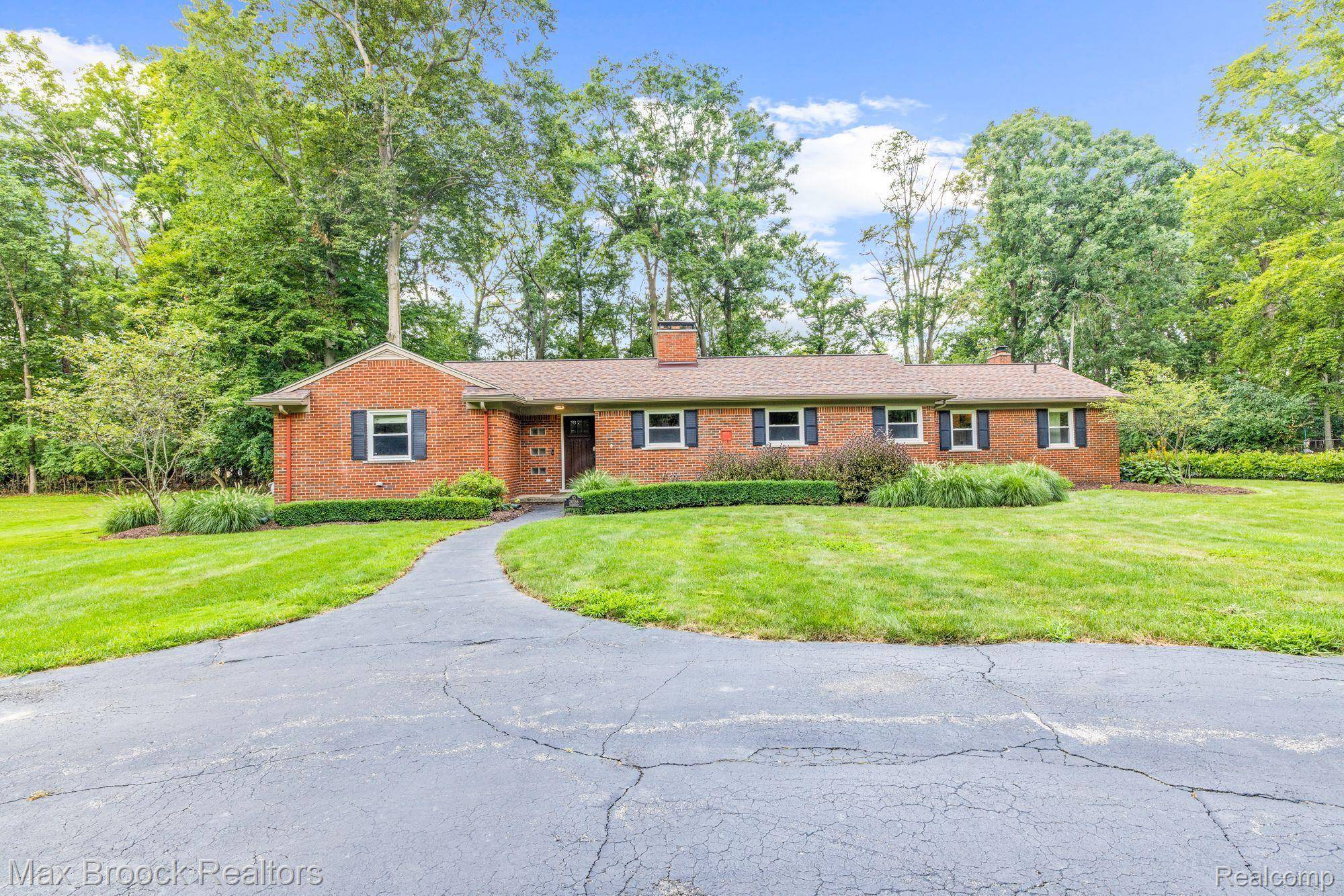 Beverly Hills, MI 48025,30155 WOODHAVEN LN