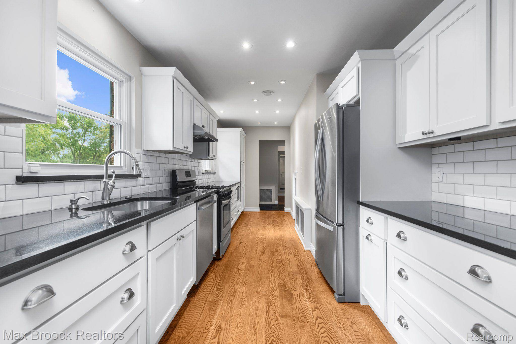 Beverly Hills, MI 48025,30155 WOODHAVEN LN