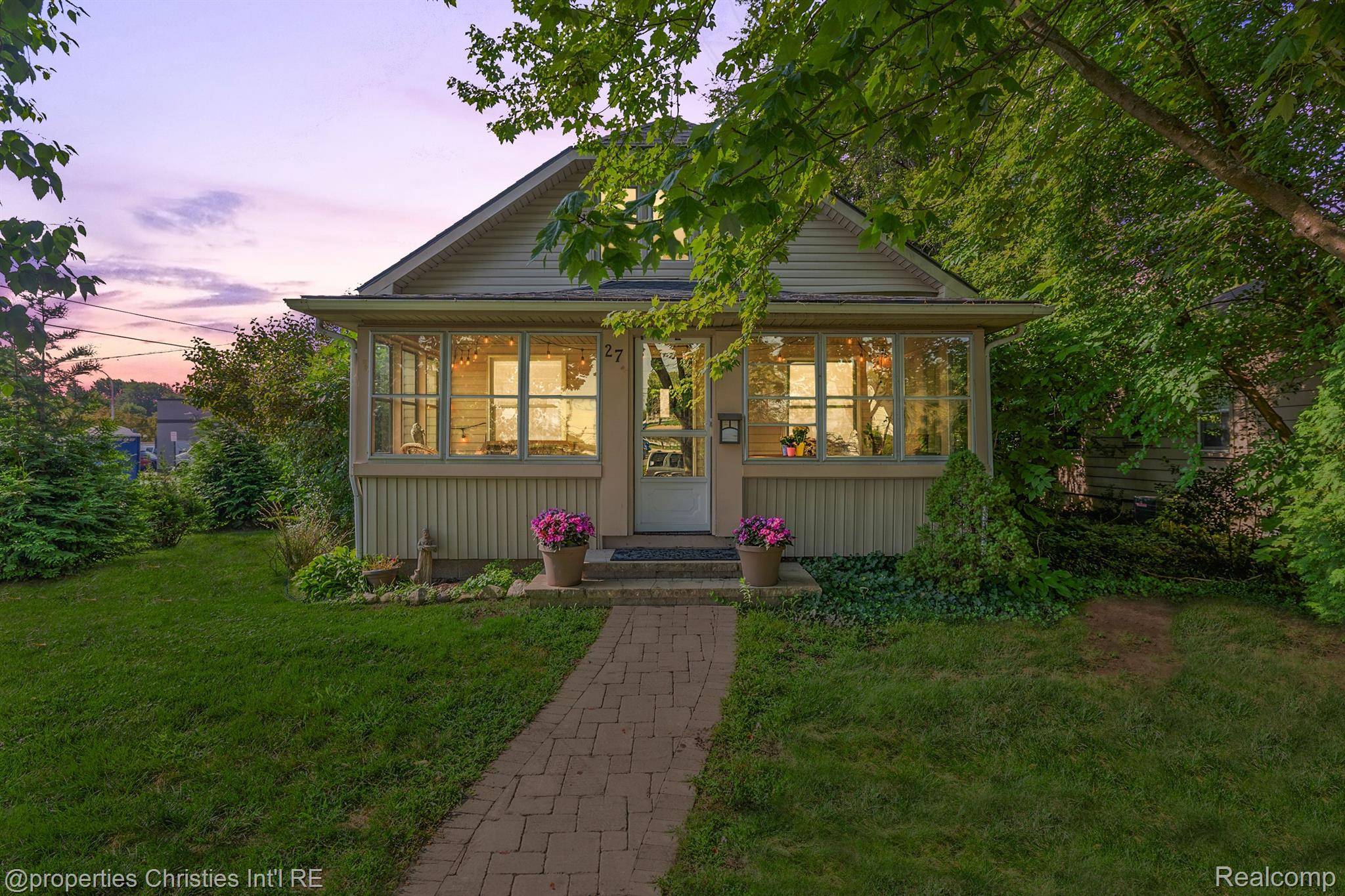 Clawson, MI 48017,27 NAKOTA ST