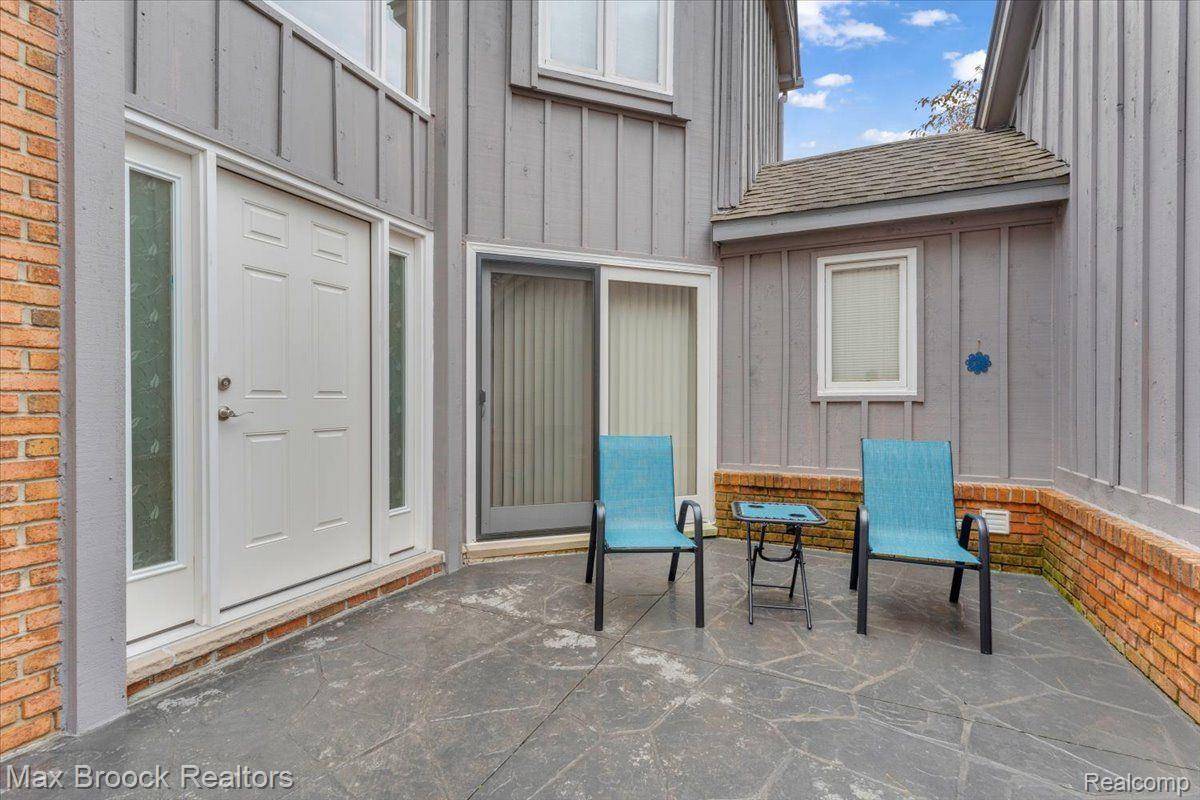 Farmington Hills, MI 48334,28615 VENICE CT