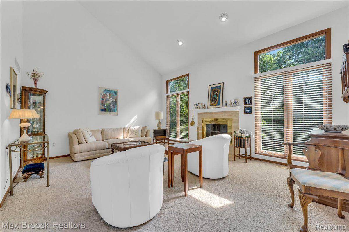 Farmington Hills, MI 48334,28615 VENICE CT