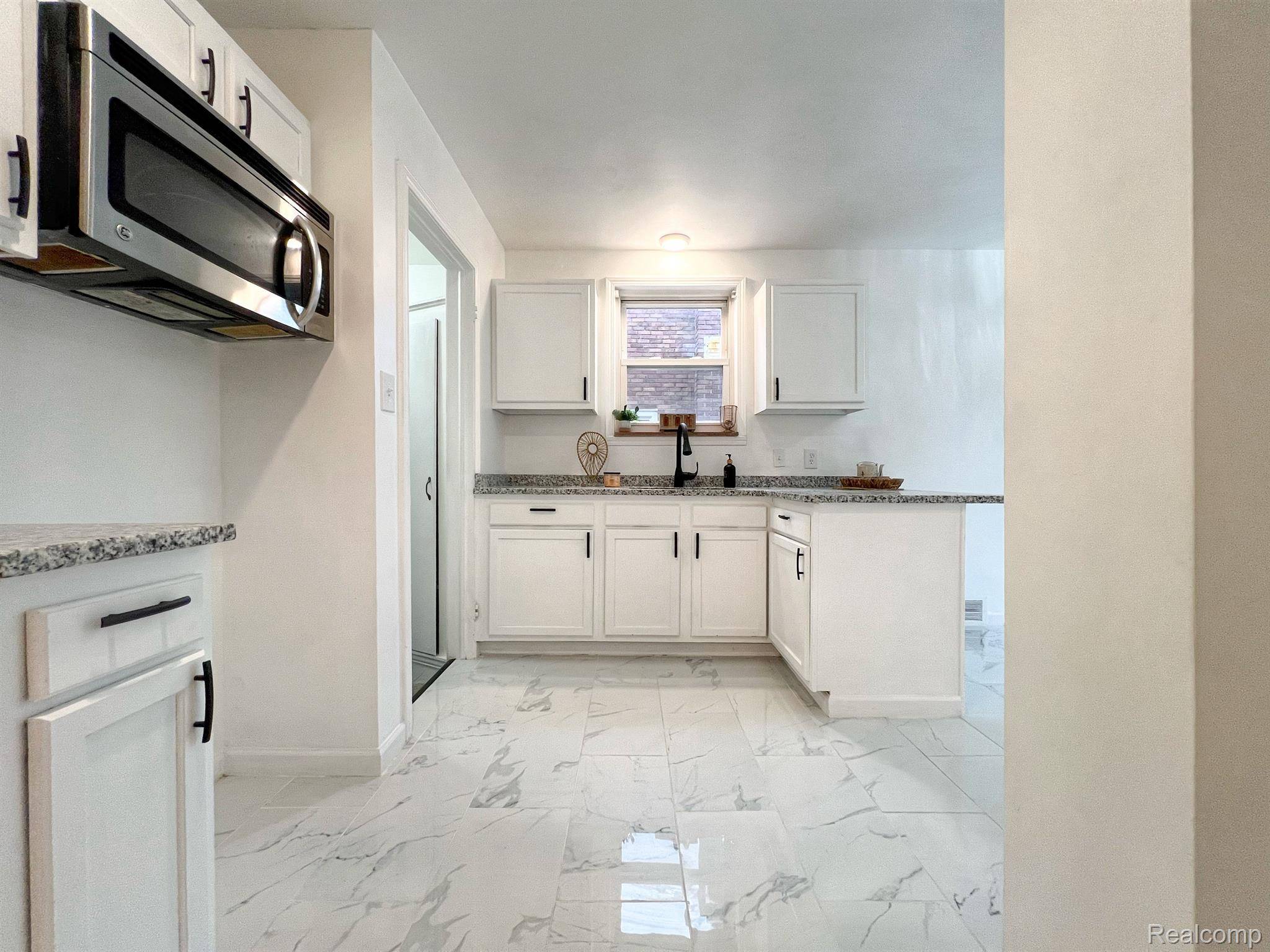 Grosse Pointe, MI 48236,18911 EDGEFIELD ST