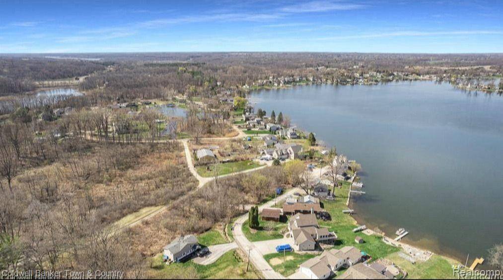 Fenton, MI 48430,00016 Walnut Shores  DR