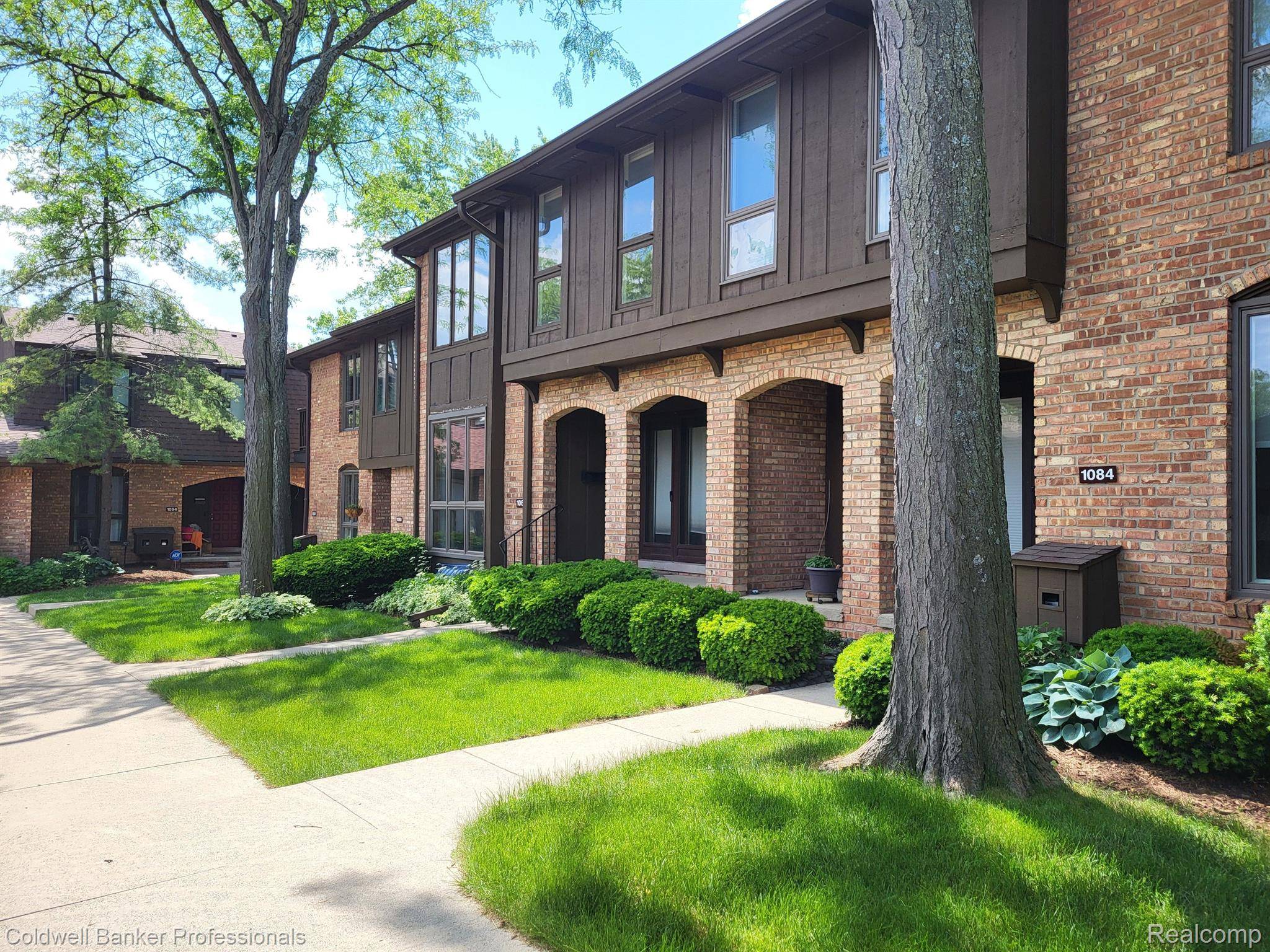 1086 Greenhills Drive, Ann Arbor, MI 48105
