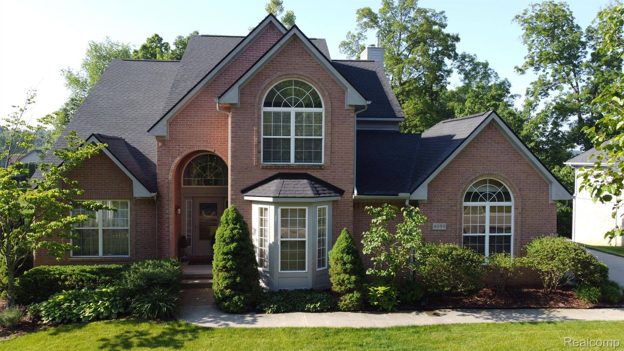 Wixom, MI 48393,4099 DELPHINE DR