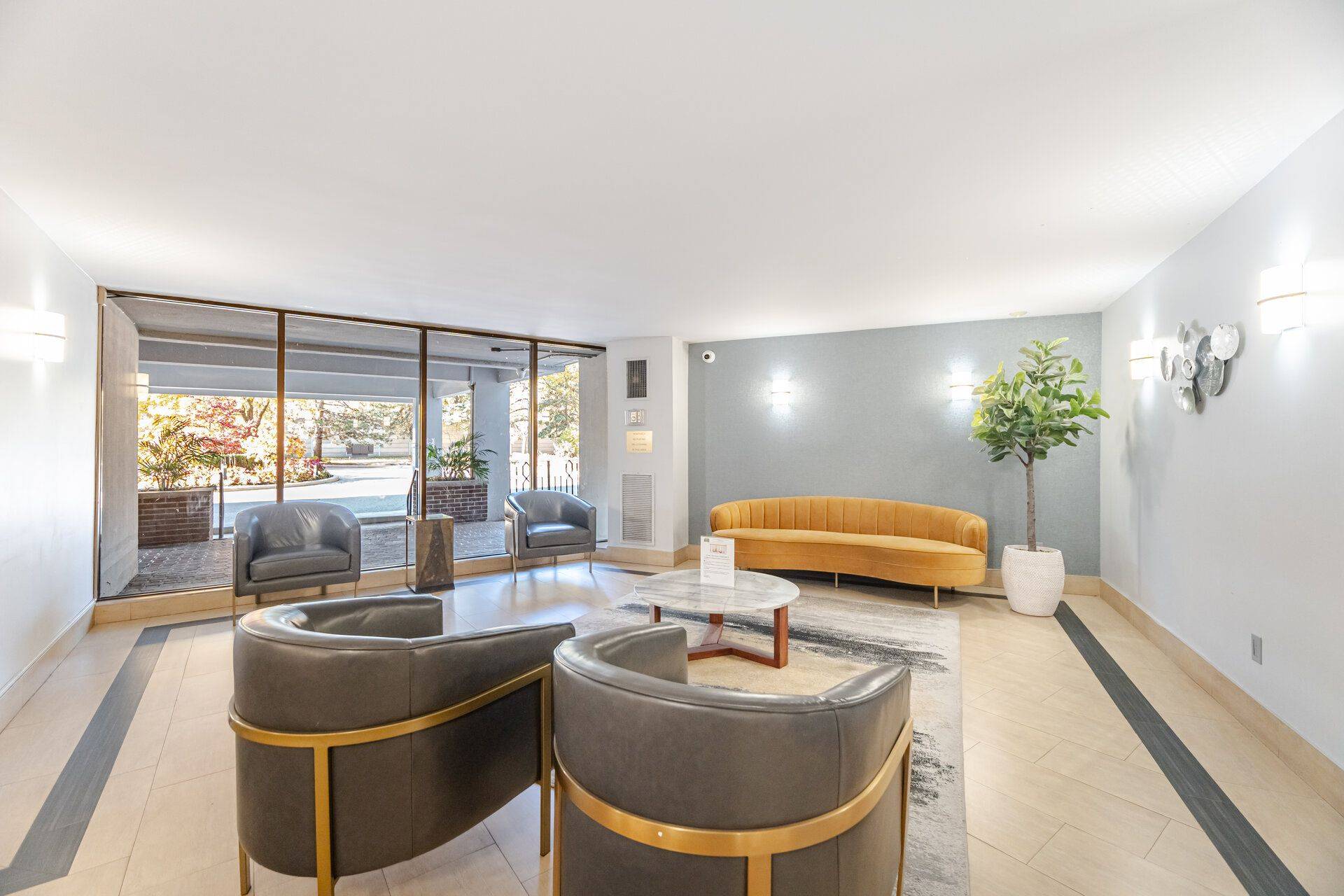 Toronto C11, ON M3C 3A5,5 Shady Golfway #301