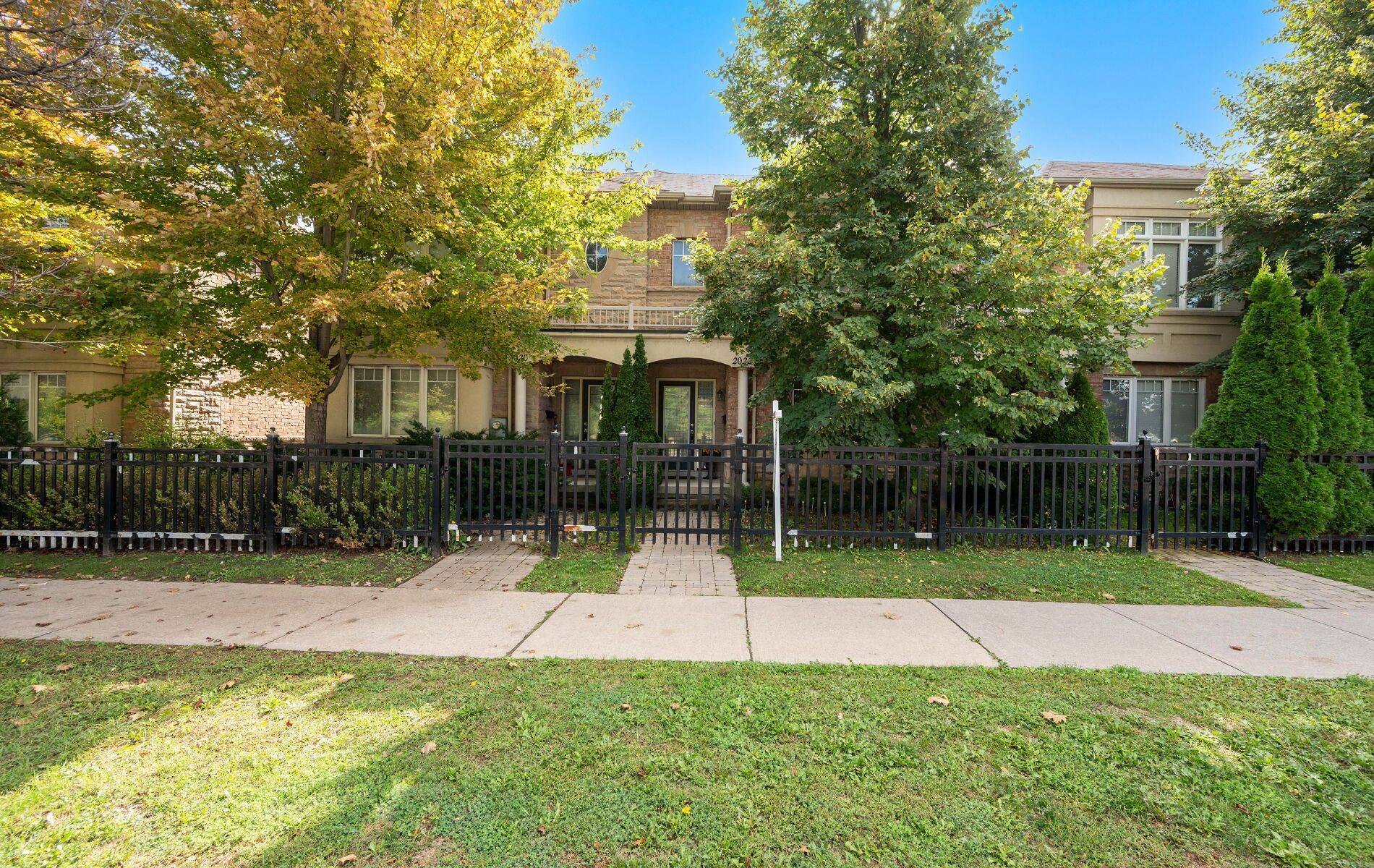 Mississauga, ON L5J 1J8,2022 Lakeshore RD W