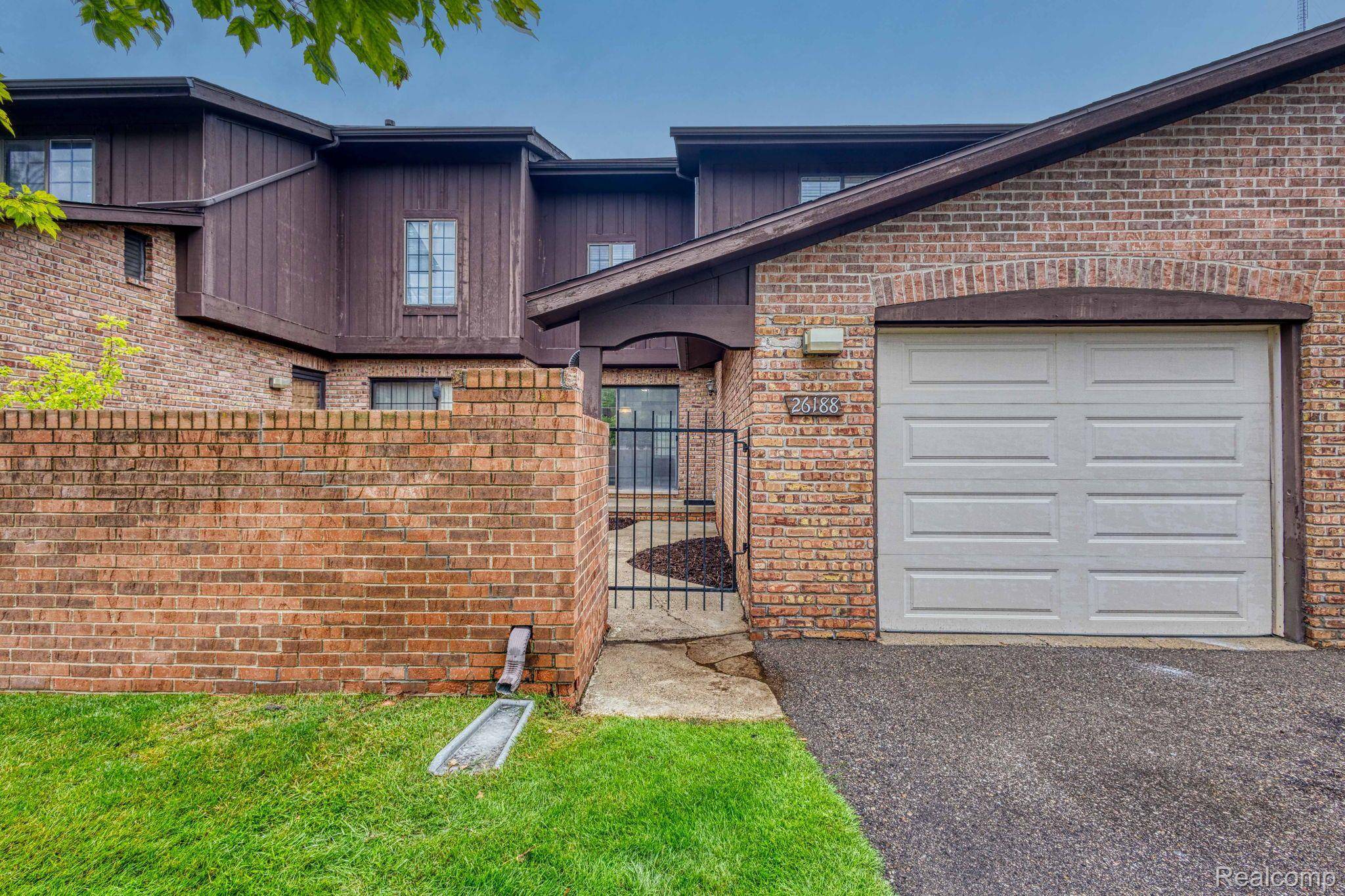 Southfield, MI 48033,26188 SUMMERDALE DR
