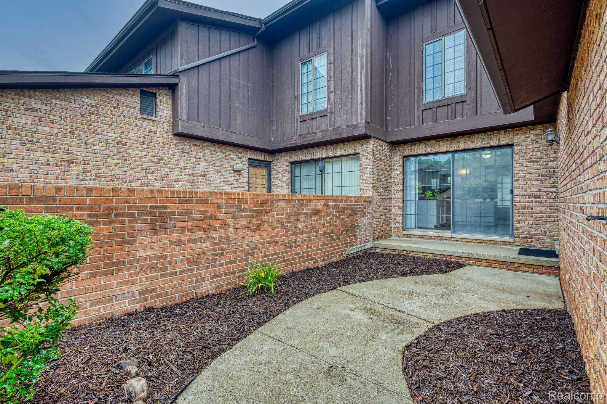 Southfield, MI 48033,26188 SUMMERDALE DR