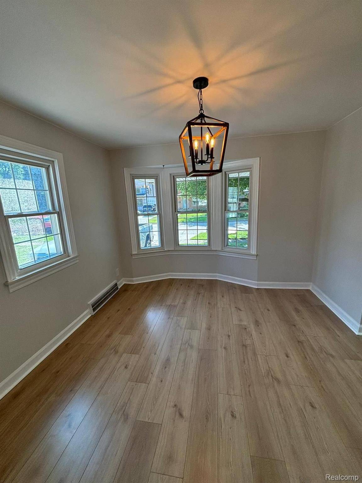 Dearborn Heights, MI 48127,6964 NIGHTINGALE ST