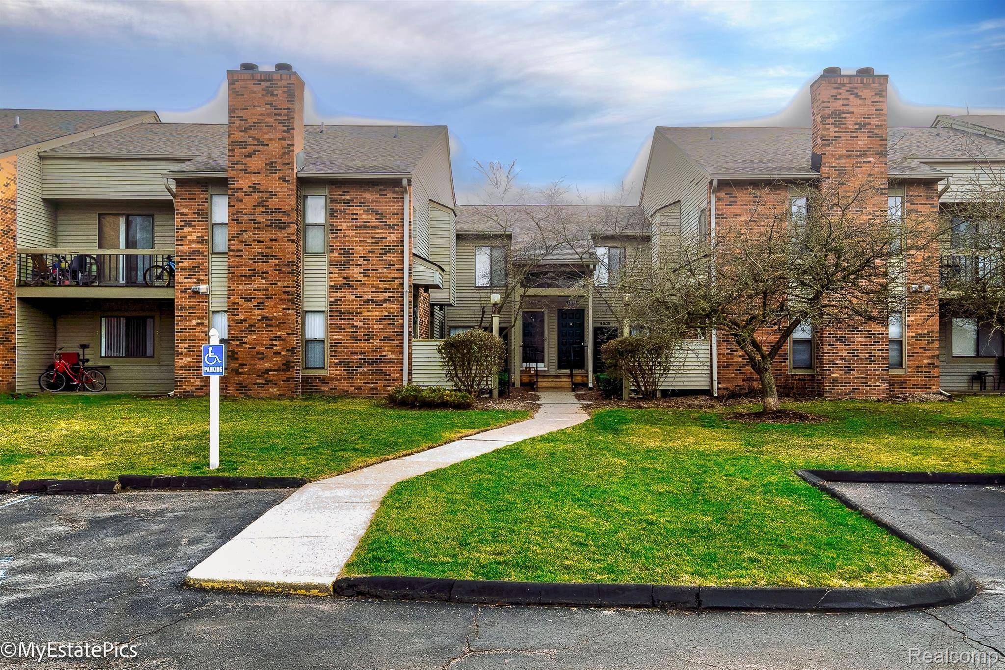 Farmington Hills, MI 48335,21740 INDIAN CREEK DR