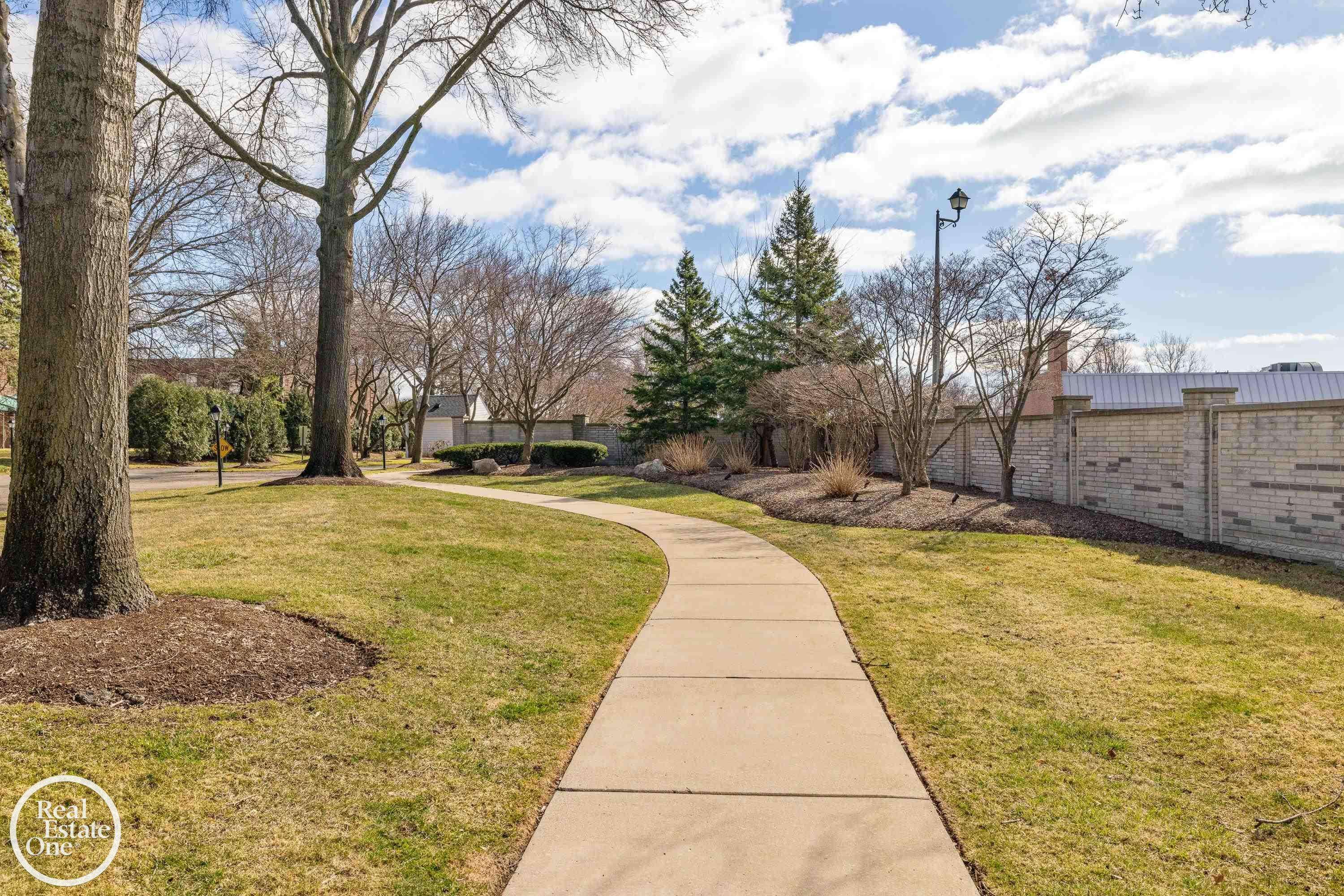 Saint Clair Shores, MI 48080,22053 Shorepointe LN