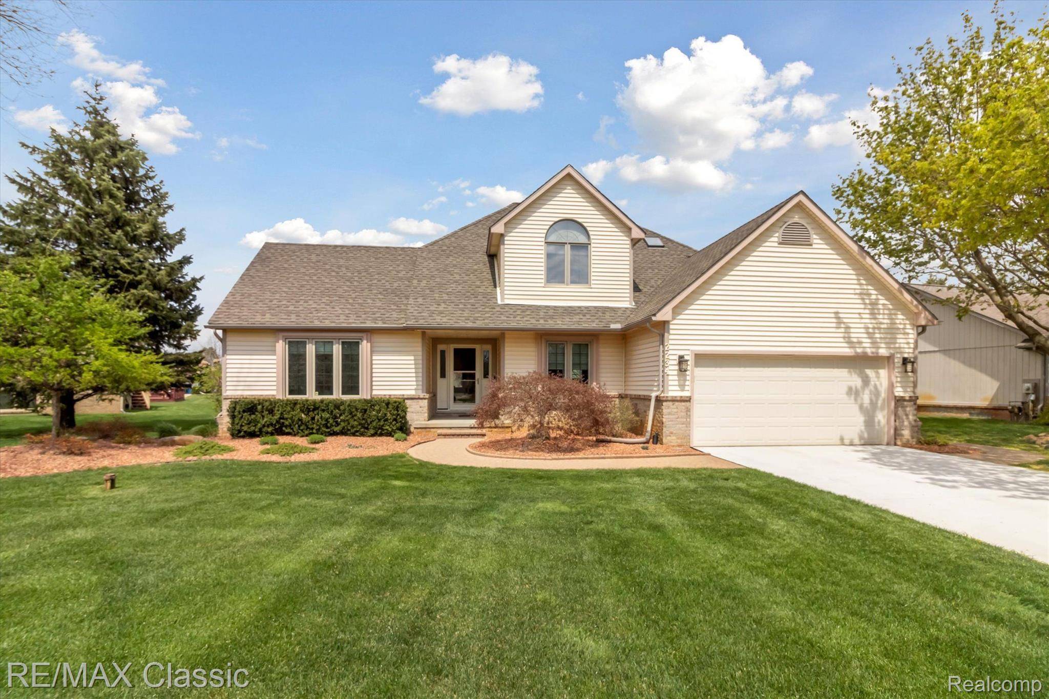 Wixom, MI 48393,2234 WHITE PINE DR