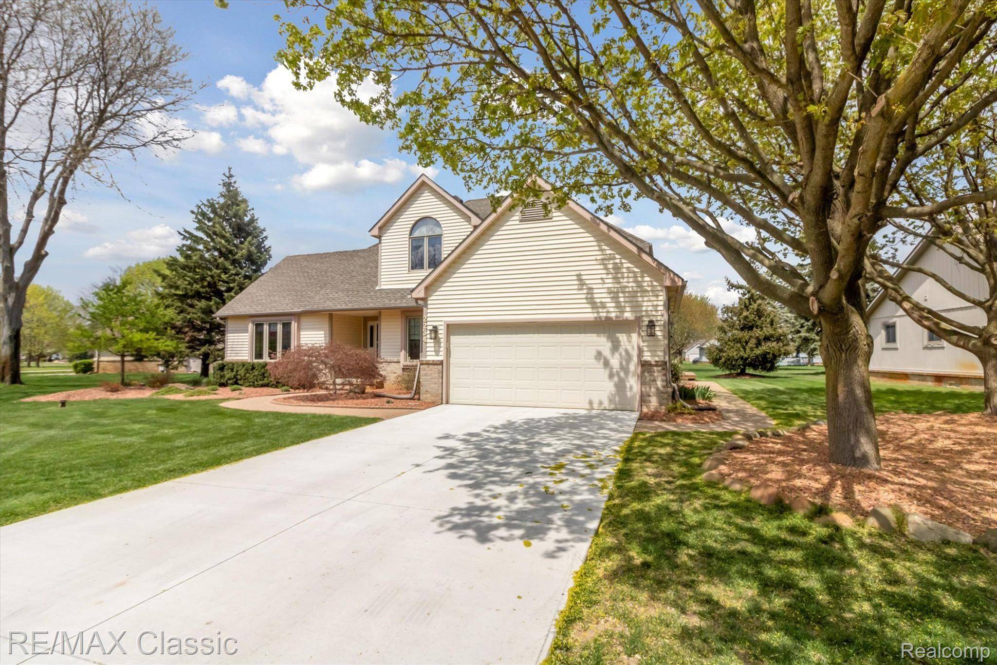 Wixom, MI 48393,2234 WHITE PINE DR