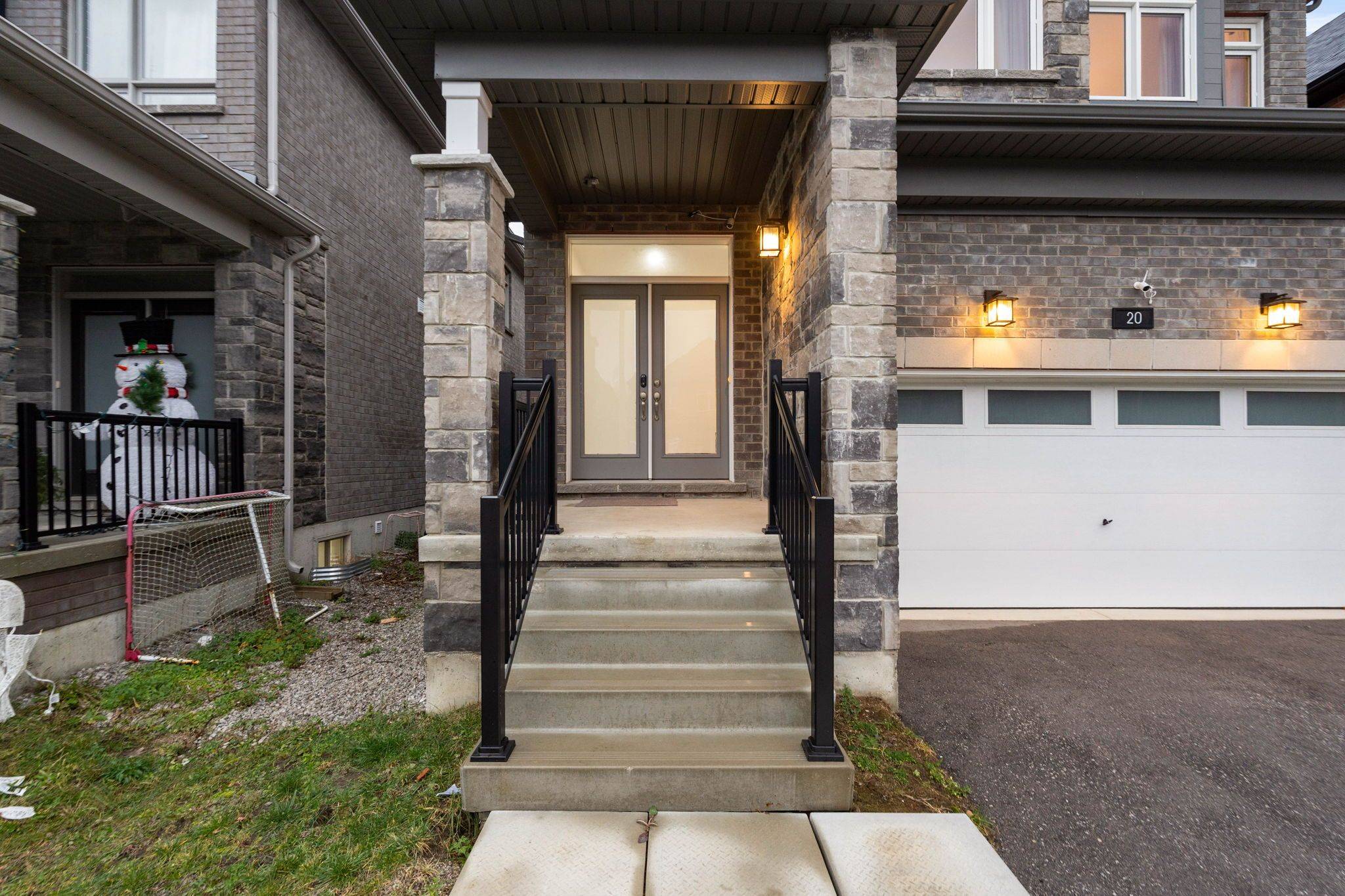 Barrie, ON L9J 0J3,20 Paddington GRV