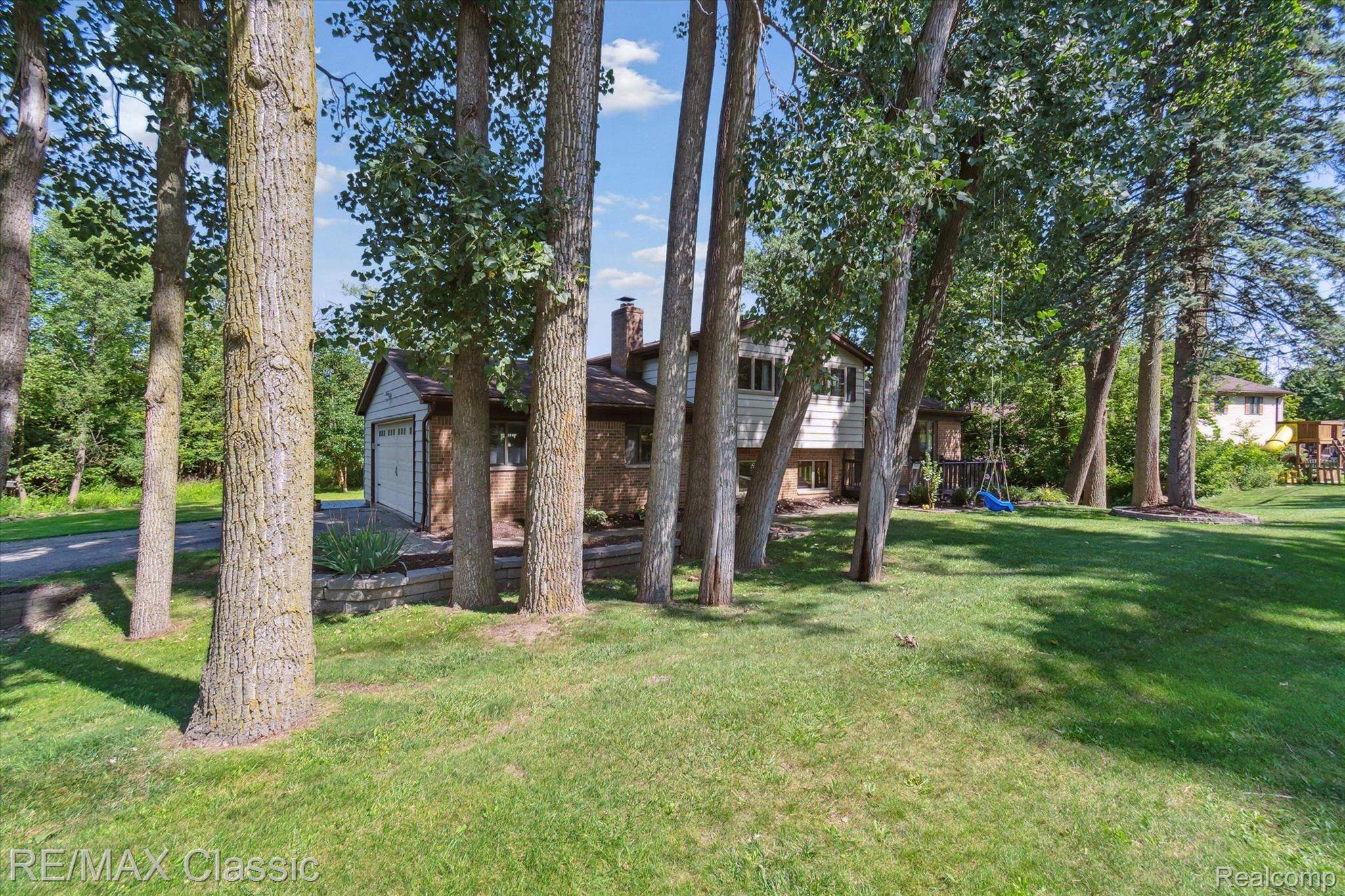 Wixom, MI 48393,3050 MAGANSER DR