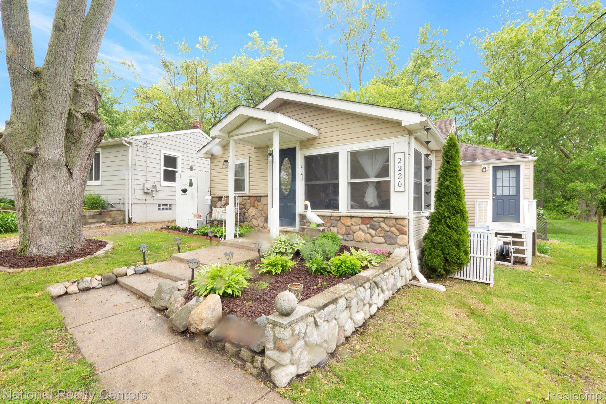 Waterford, MI 48327,2220 Marston DR