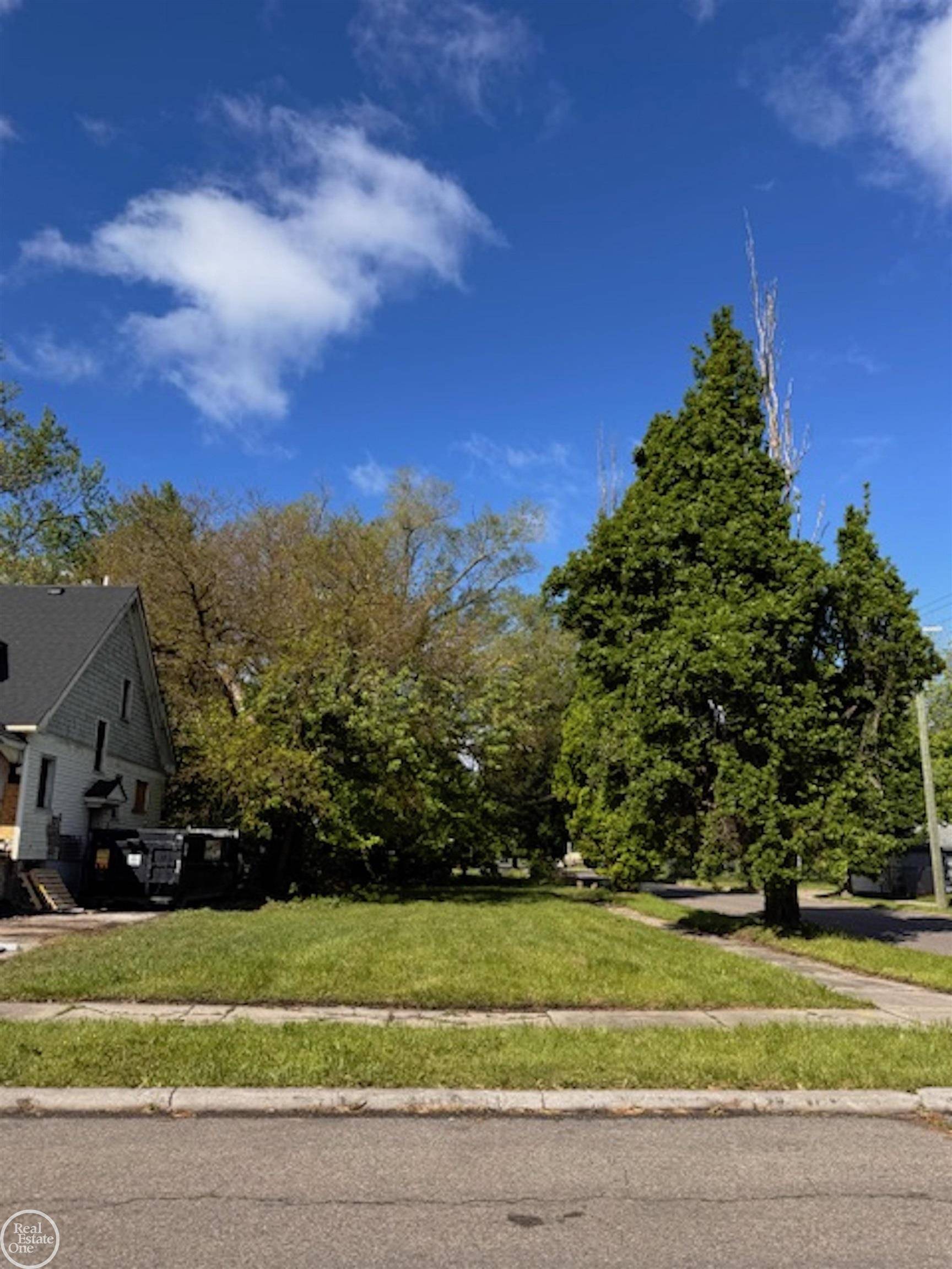 Detroit, MI 48215,395 Chalmers ST