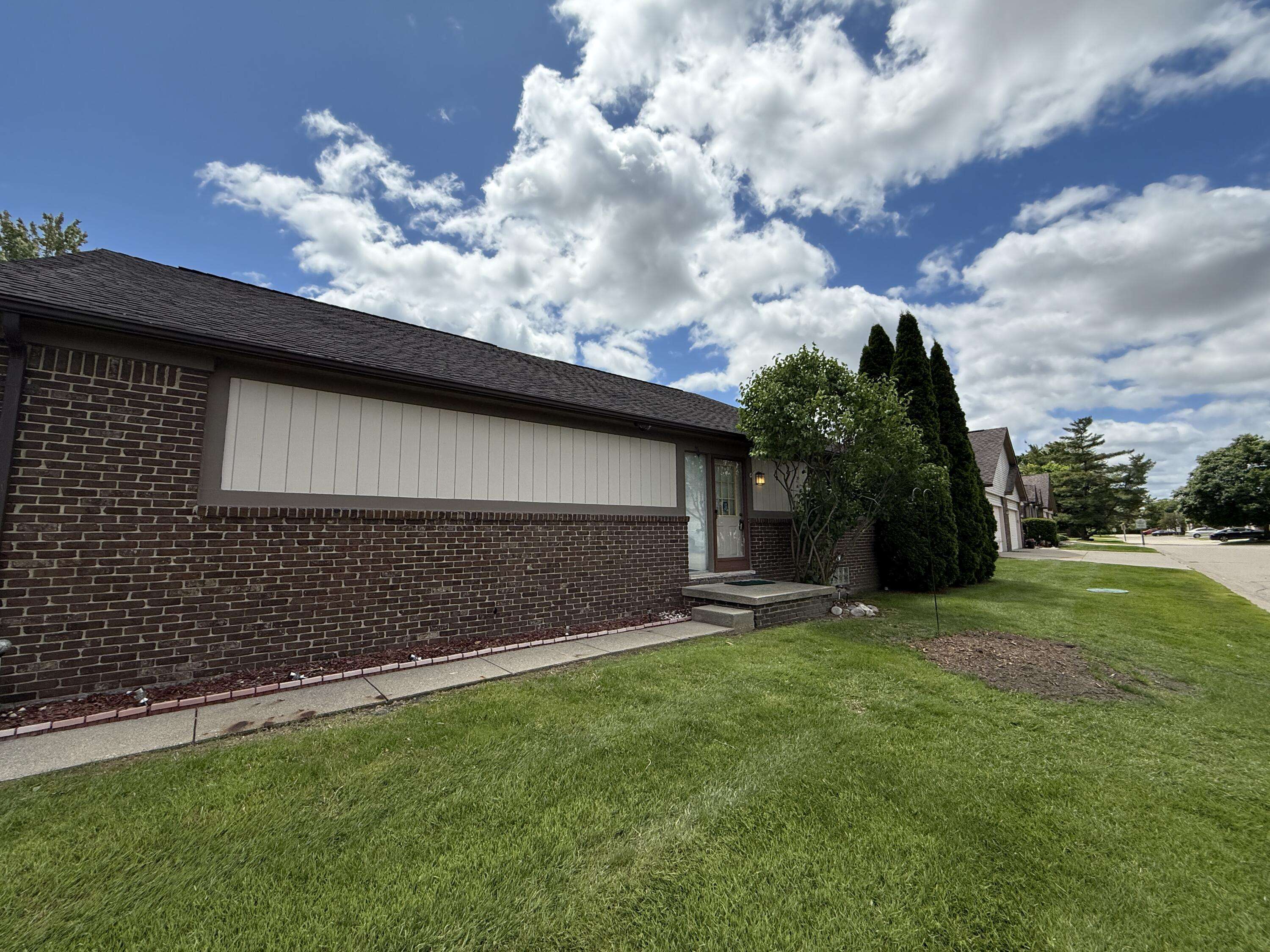 Clinton Twp, MI 48038,20561 Longwood DR