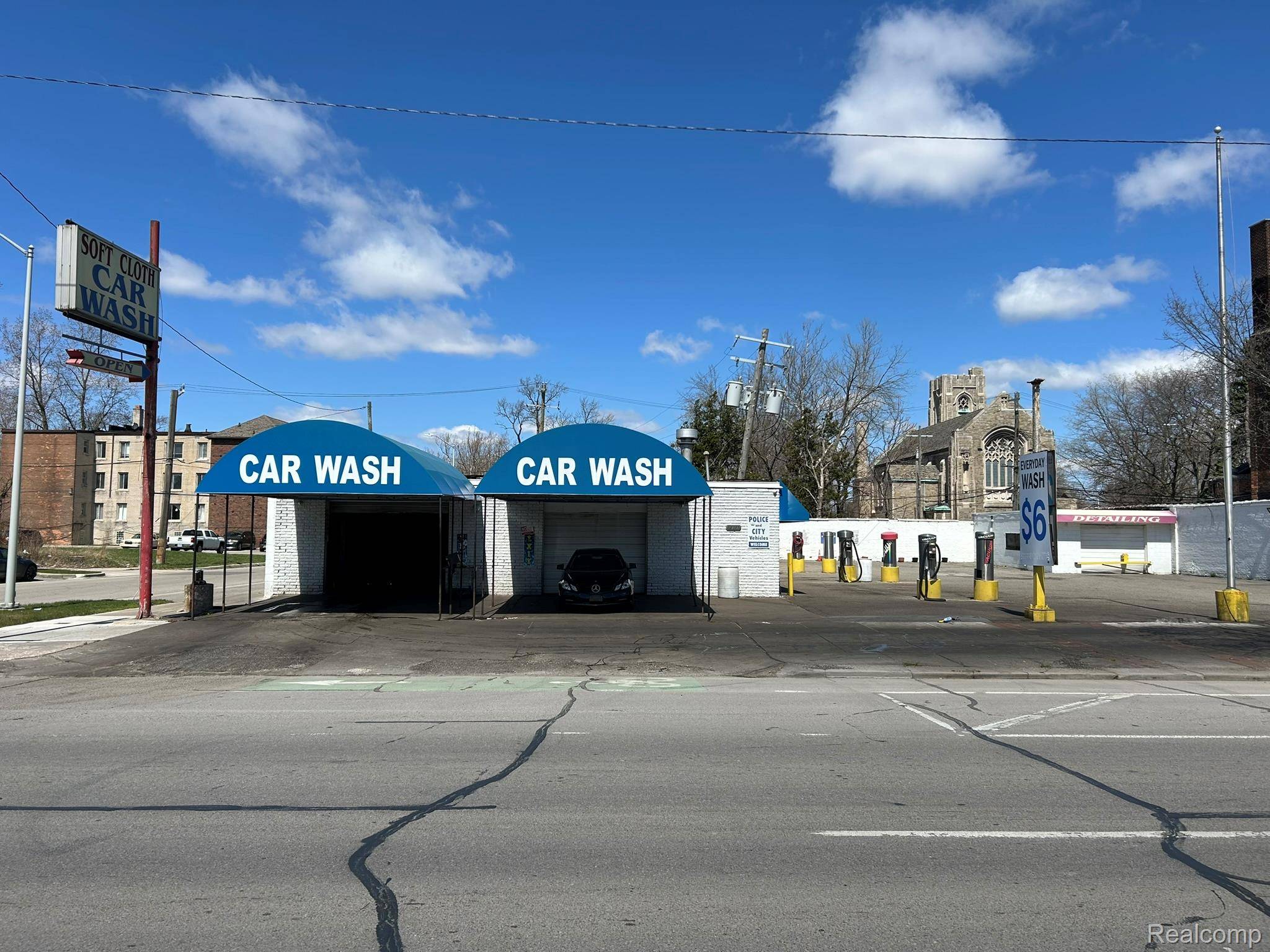 Detroit, MI 48215,14615 E Jefferson AVE