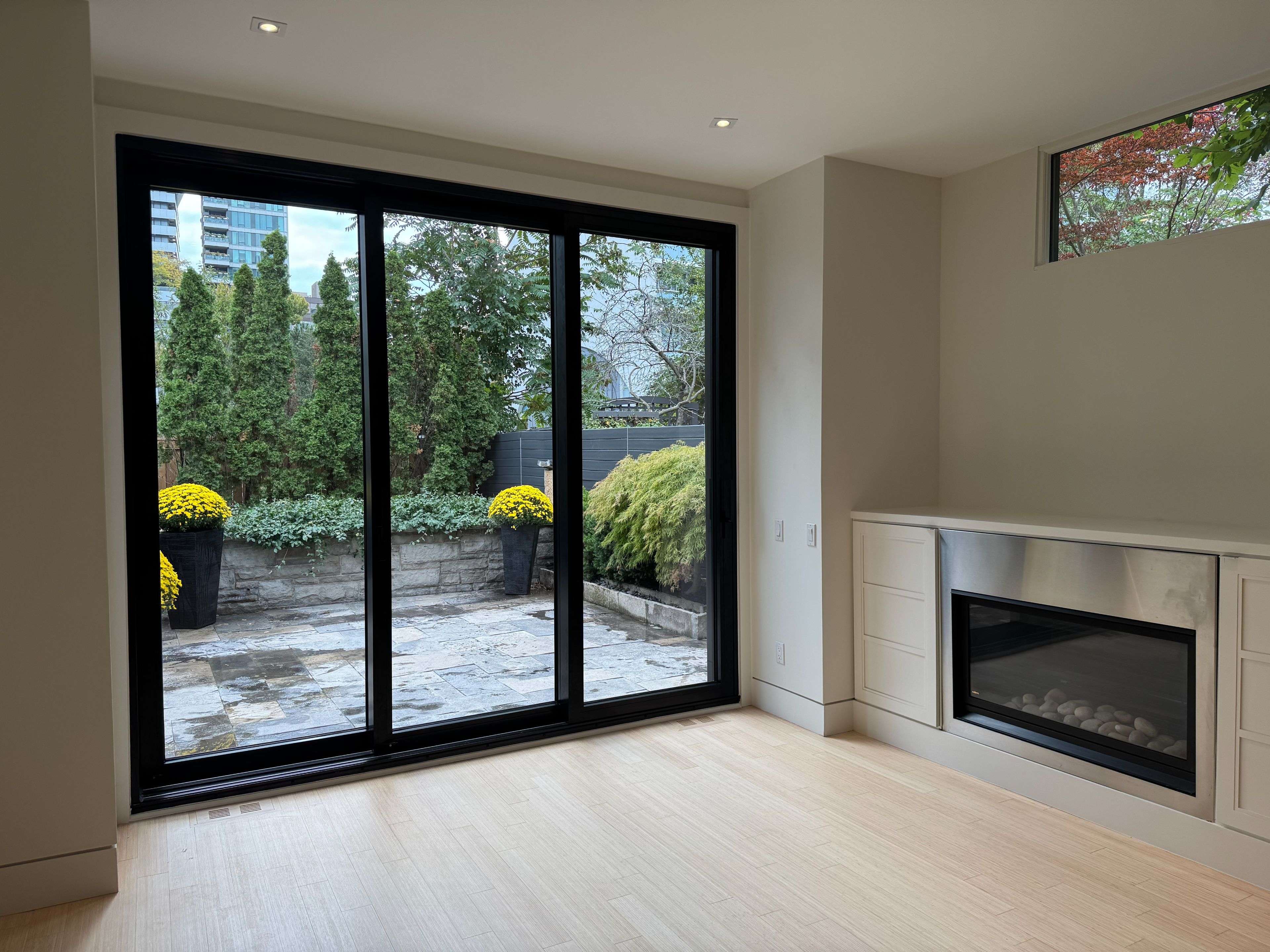 Toronto C02, ON M5R 1C5,21 Lowther AVE