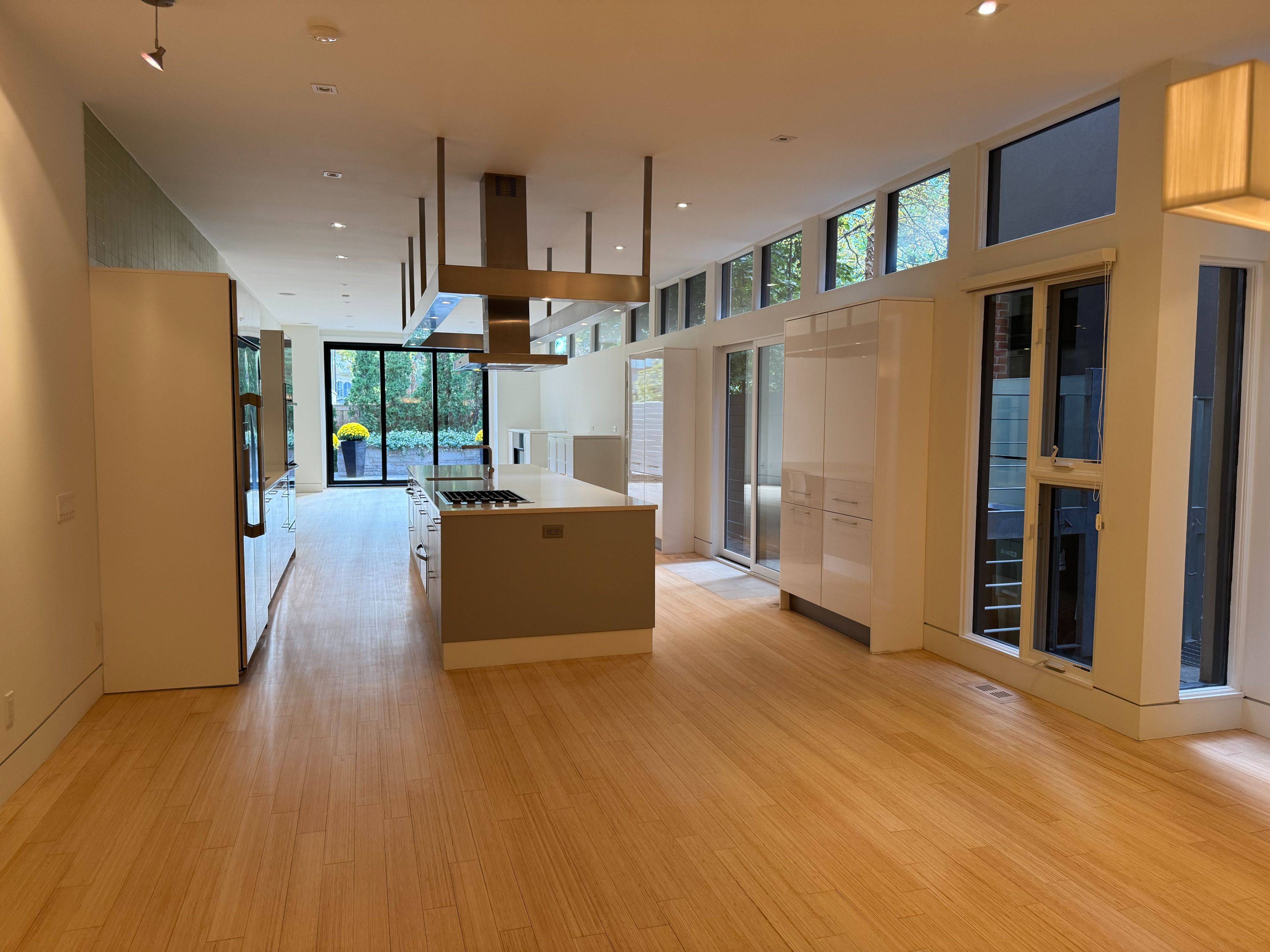 Toronto C02, ON M5R 1C5,21 Lowther AVE