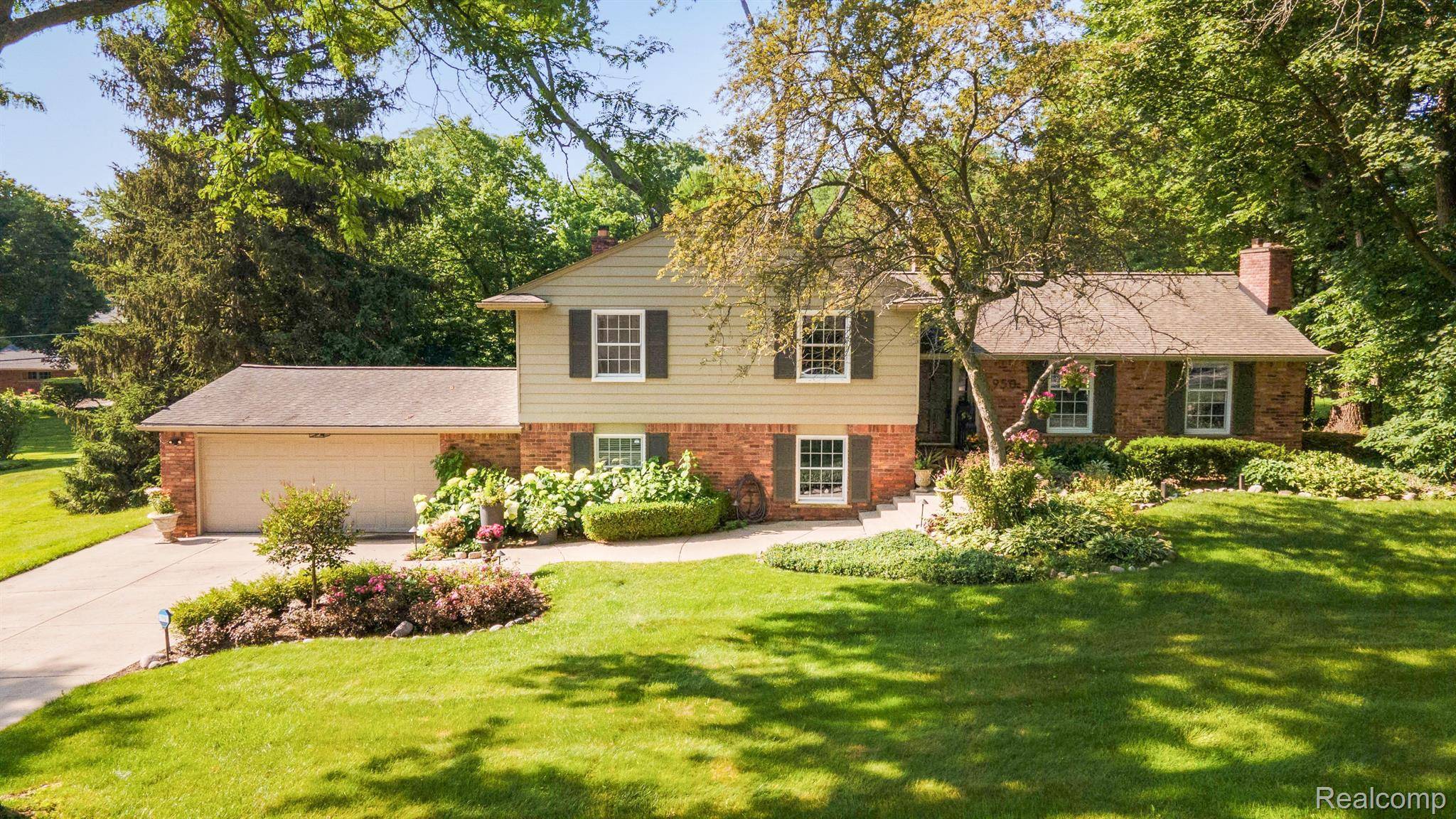 Bloomfield Hills, MI 48304,950 Satterlee RD