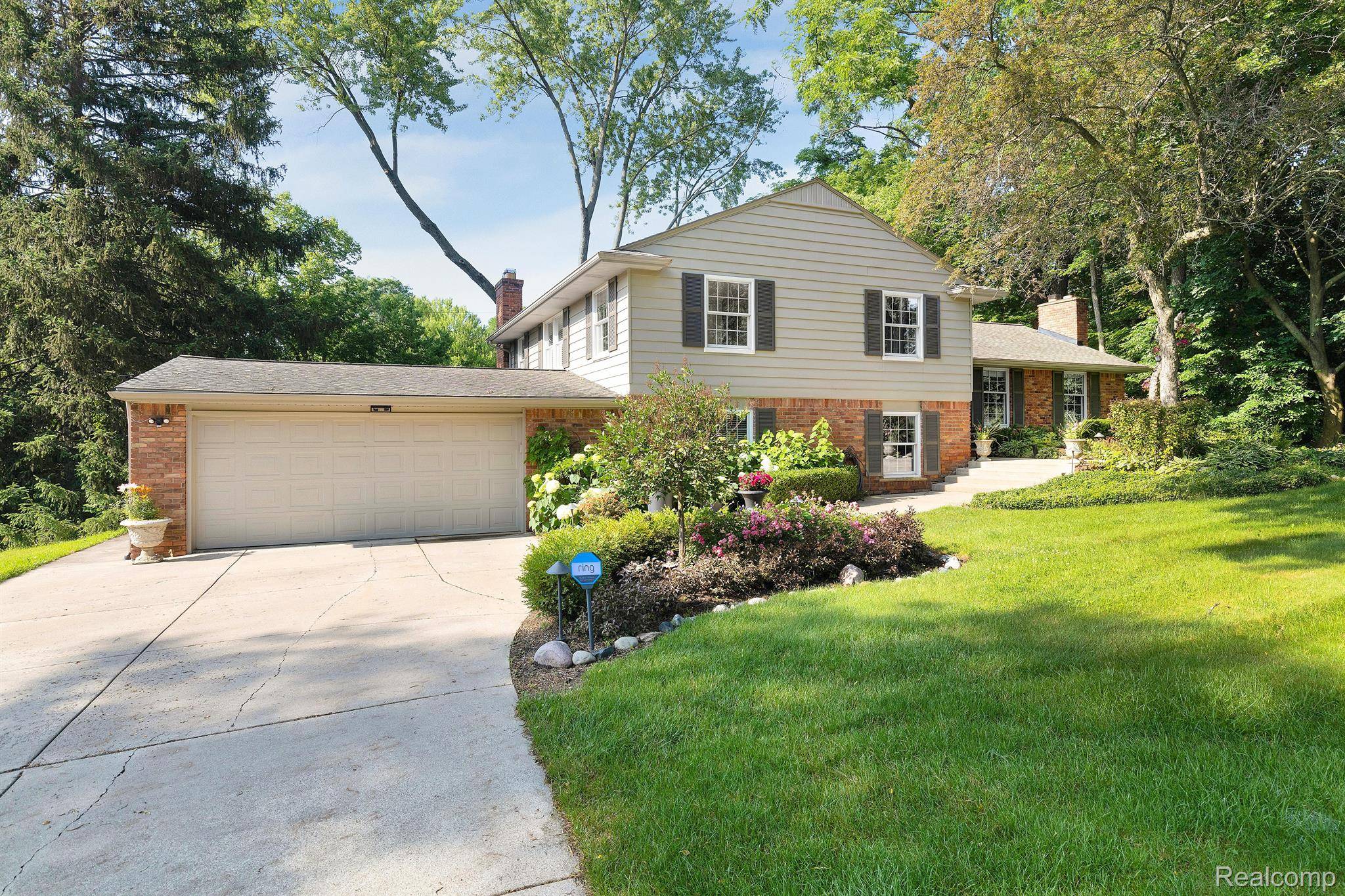 Bloomfield Hills, MI 48304,950 Satterlee RD