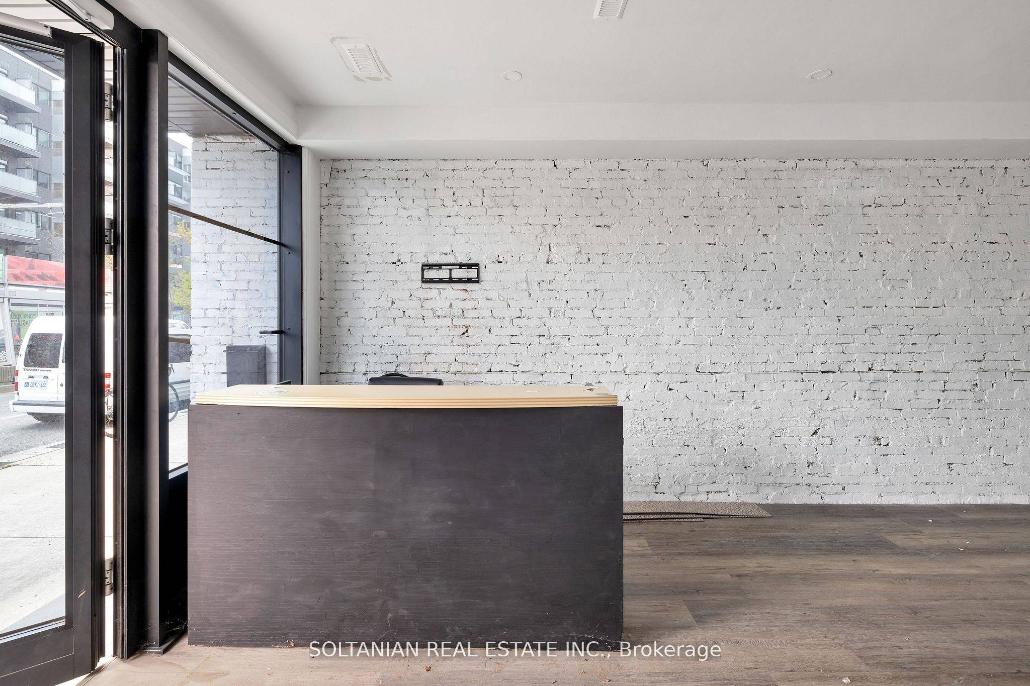 Toronto W03, ON M6N 1J3,1742 St Clair AVE W