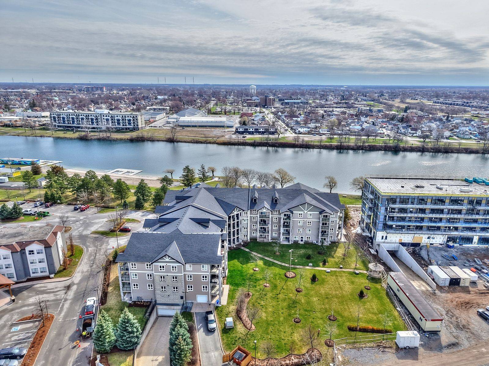 Welland, ON L3C 7B3,330 PRINCE CHARLES DR S #1309