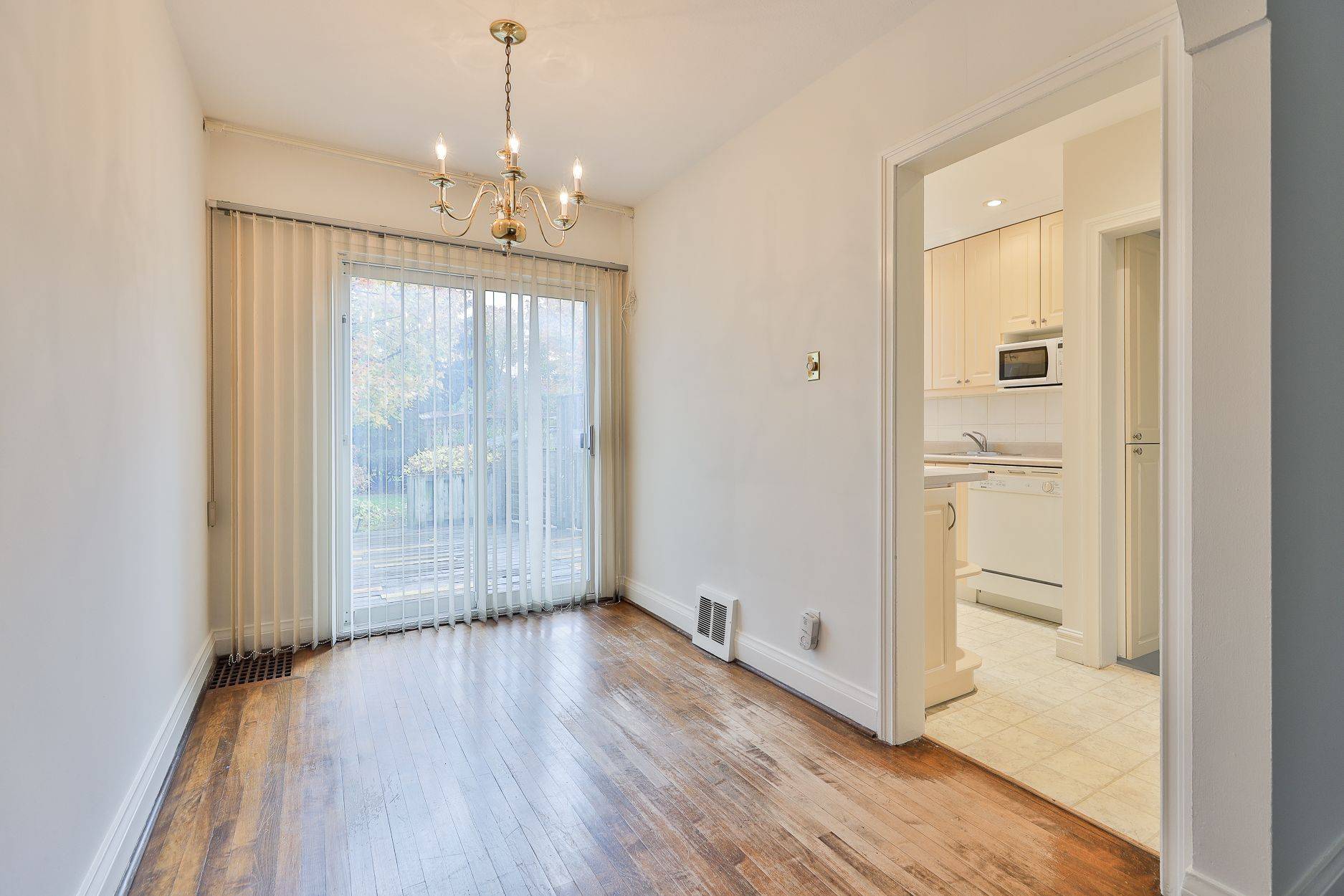 Toronto C11, ON M4G 3X9,340 Laird DR