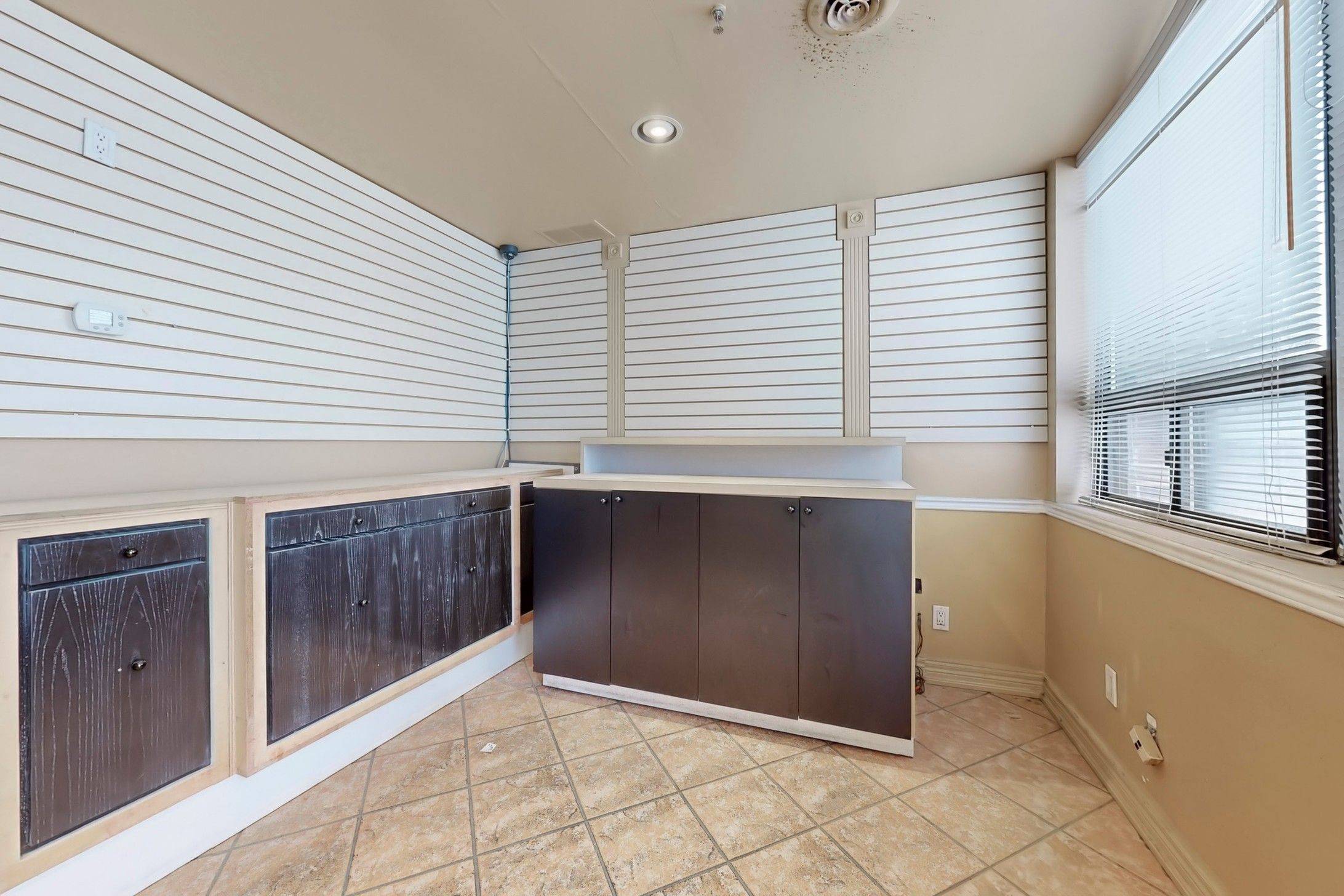 Mississauga, ON L4E 2Z6,5484 Tomken RD #17