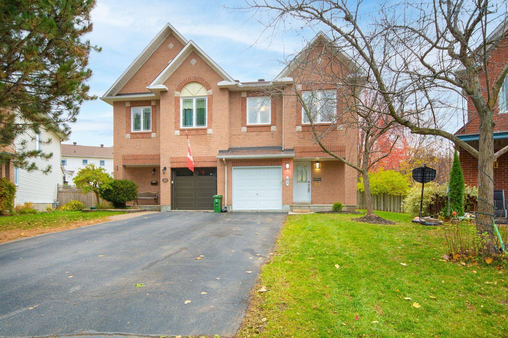 Kanata, ON K2M 2R7,61 Flowertree CRES
