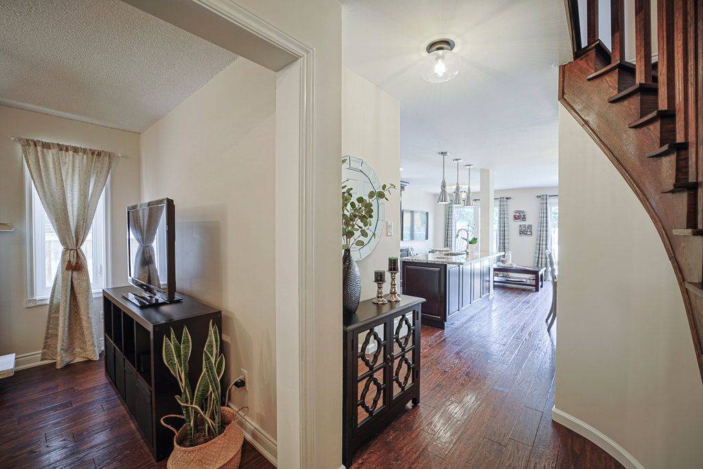 Mississauga, ON L4W 3H4,1106 Highgate PL