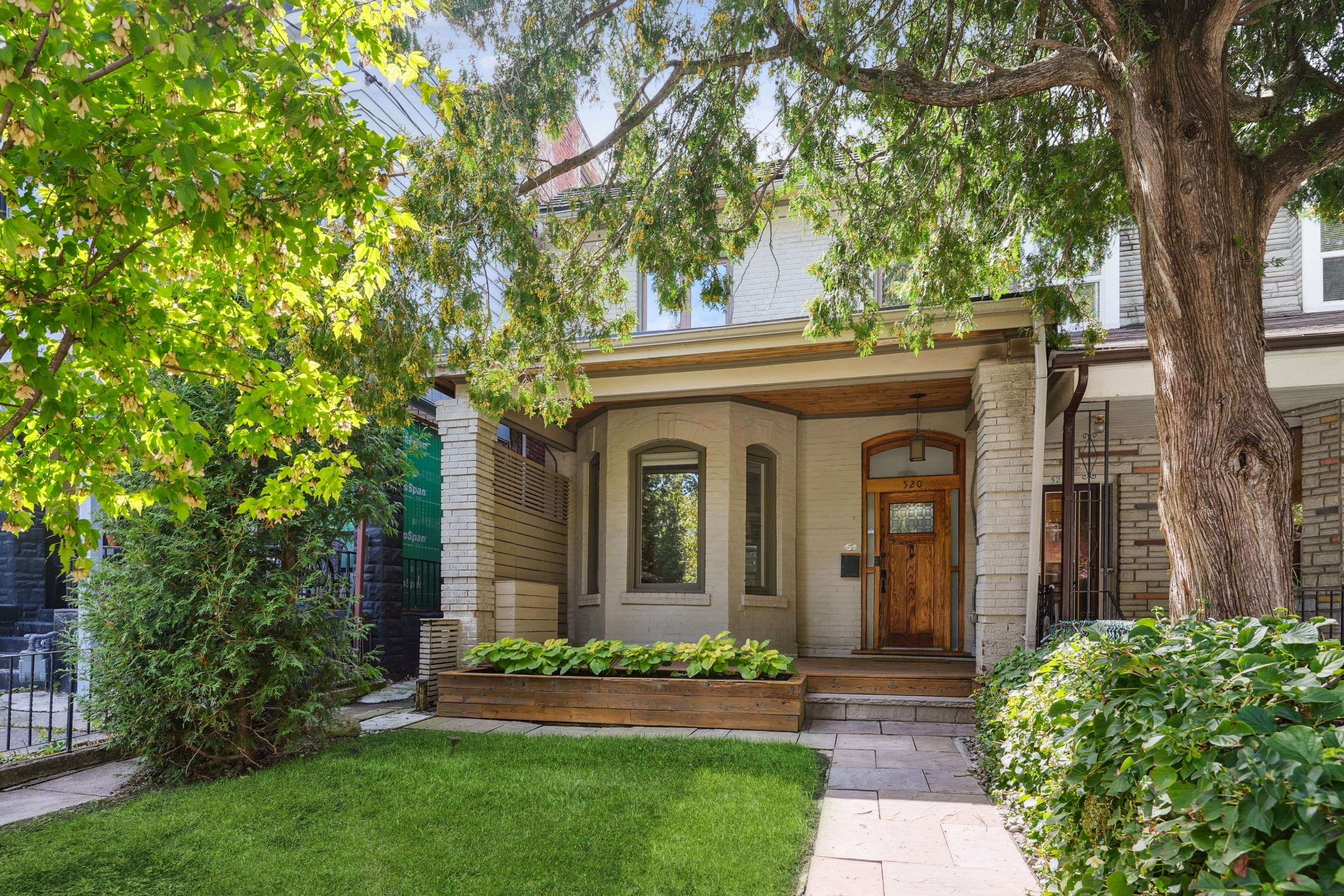 Toronto C01, ON M6G 2V7,520 Manning AVE