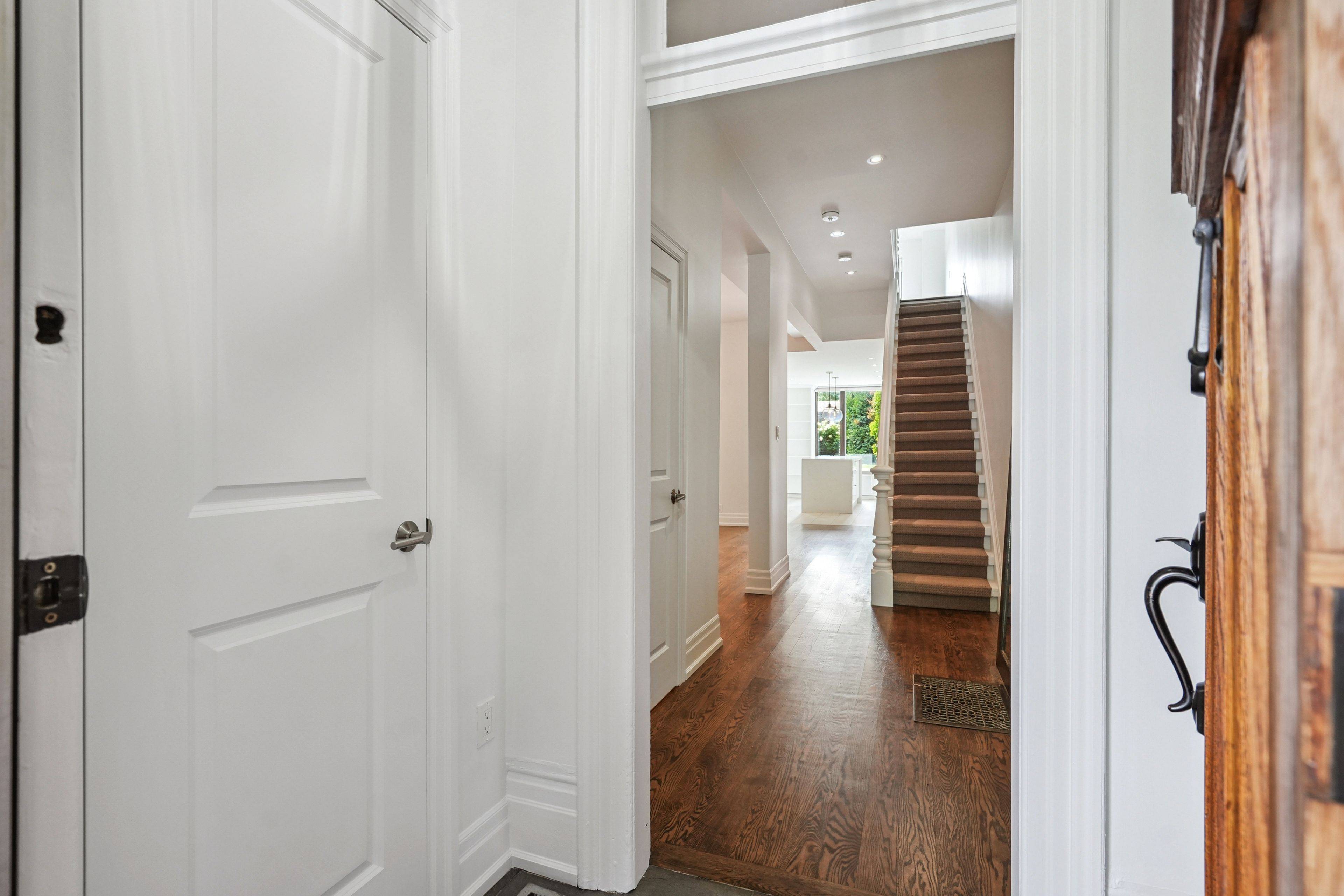 Toronto C01, ON M6G 2V7,520 Manning AVE